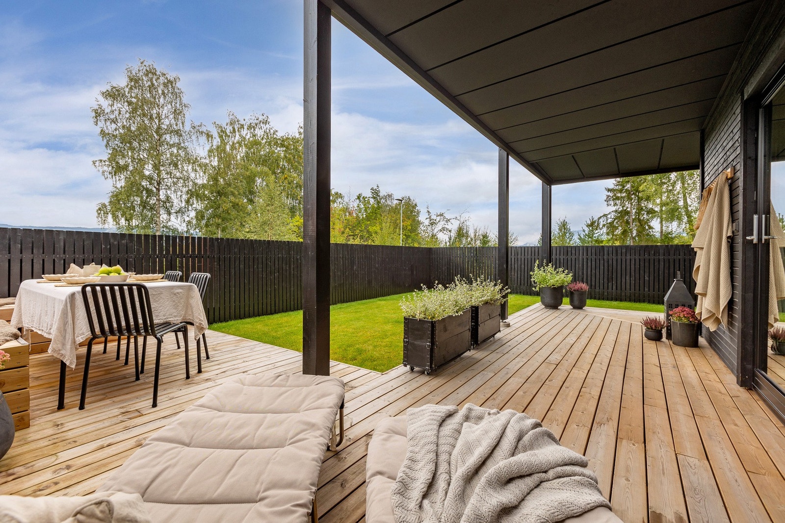 Plattingen er av god størrelse og det er god plass til diverse utemøbler og annet. Galleribilde