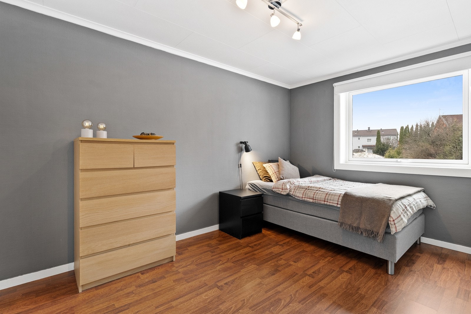 Stort soverom vendt mot rolig fellesområde, med god plass til dobbeltseng og nattbord. Galleribilde