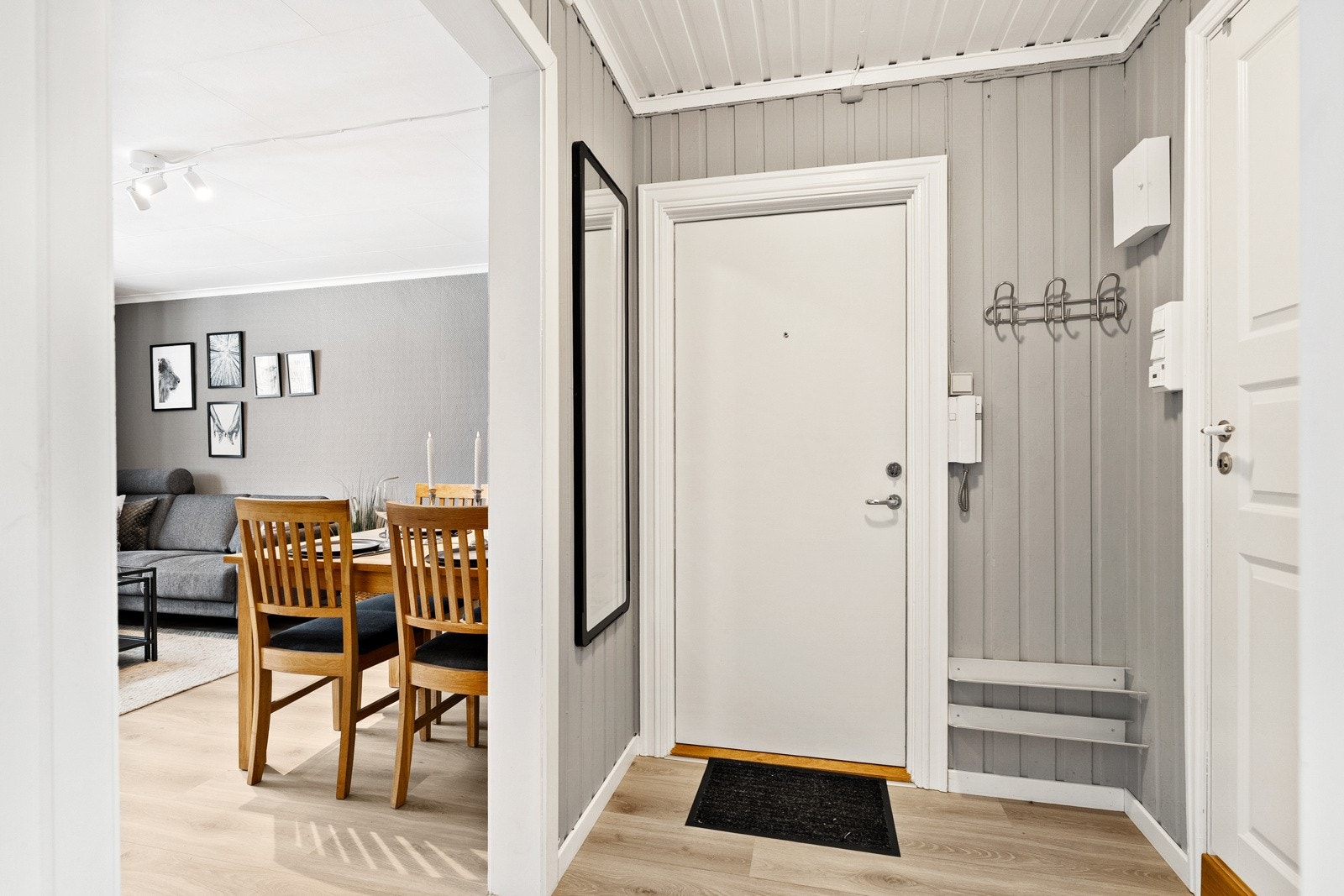 Entré med plass til å henge fra seg jakken. Galleribilde