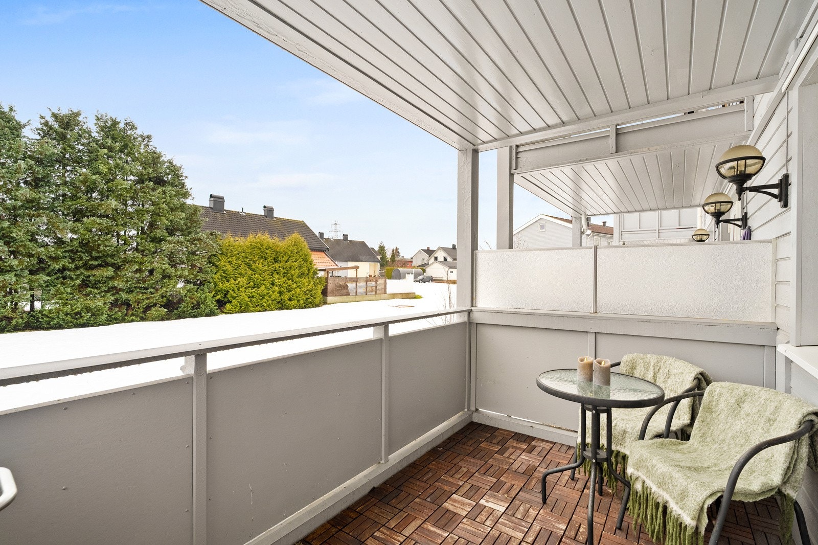 Sydvendt og overbygd balkong på ca. 7 kvm, med plass til utemøblement. Galleribilde