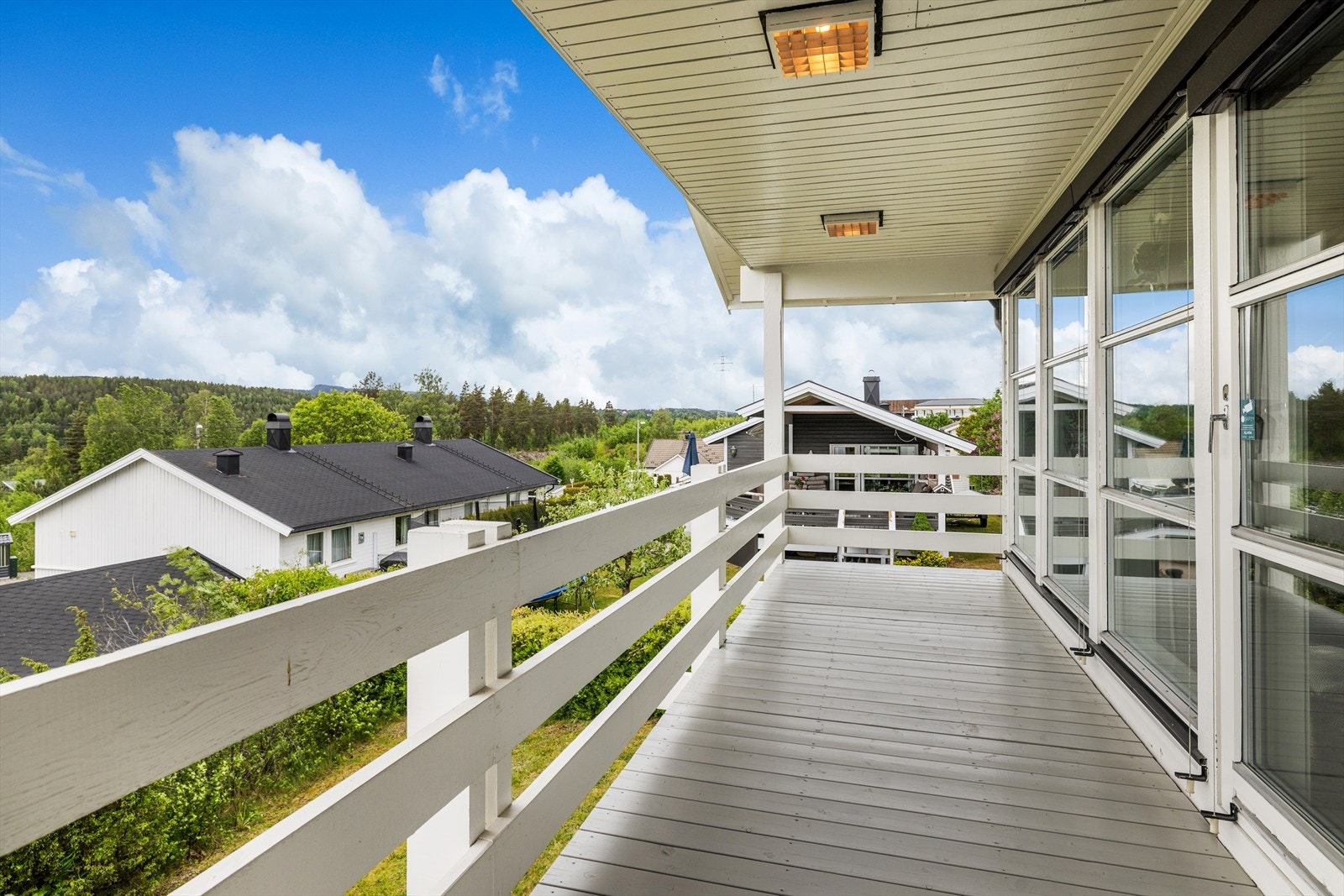 Verandaen er overbygget og og har en fin utsikt over nærområdene. Galleribilde