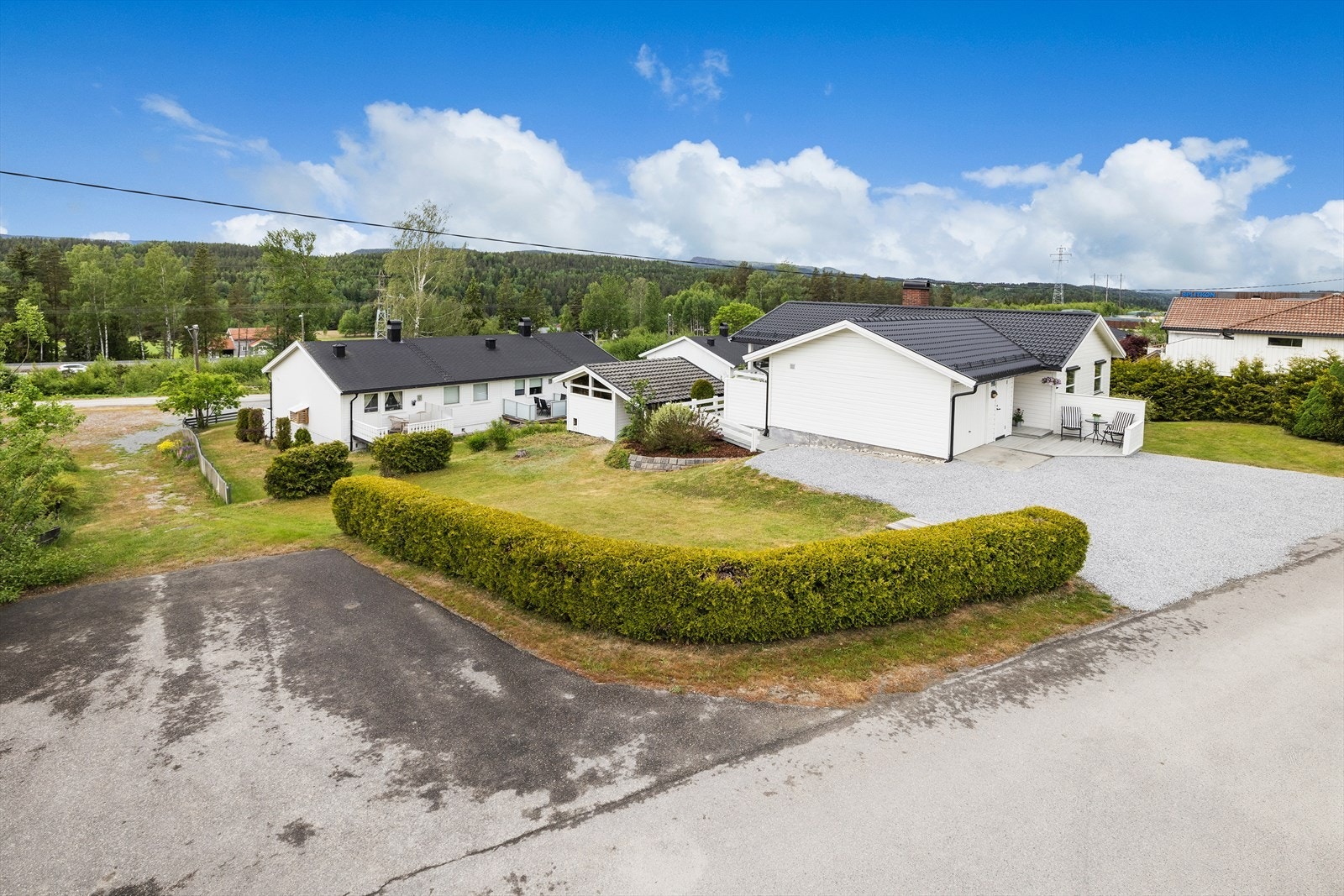 Pent opparbeidet selveiertomt med gressplen, variert beplantning og gruset gårdsplass. Galleribilde