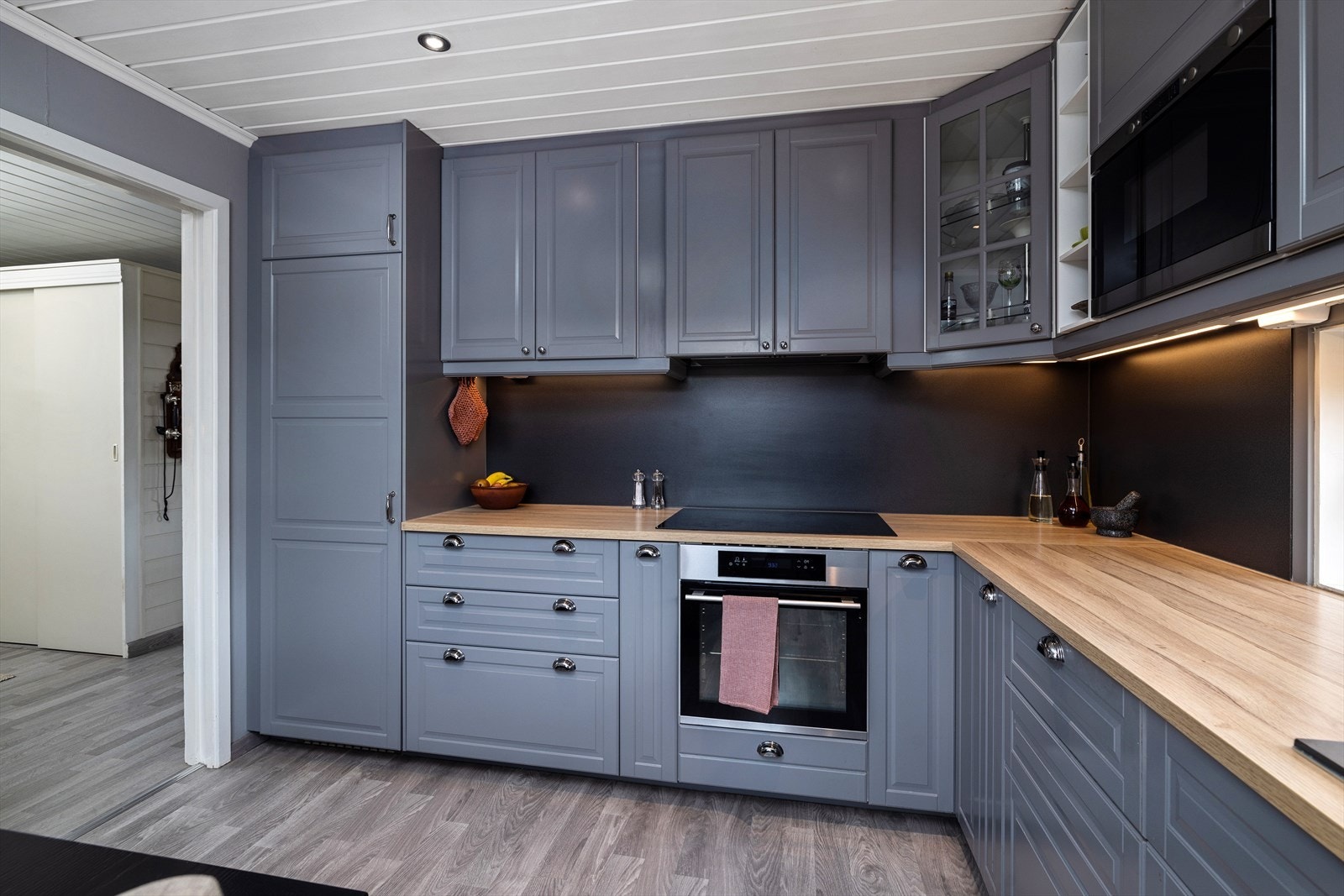 Innredningen er utstyrt med kompositt skyllekum, induksjonstopp, stekeovn, oppvaskmaskin og kjøleskap. Galleribilde