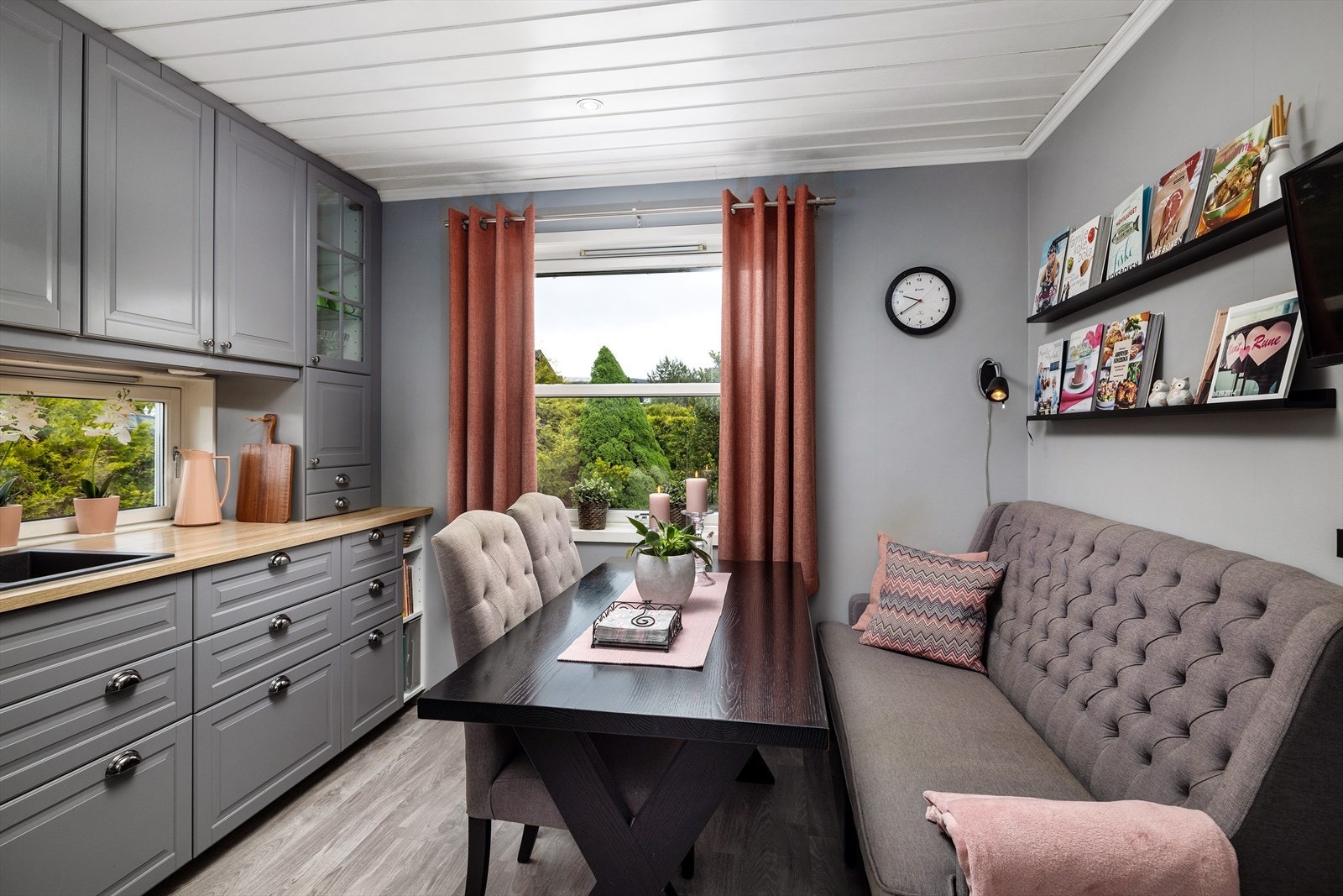 Det er godt med skap- og benkeplass, samt plass til spisebord. Galleribilde