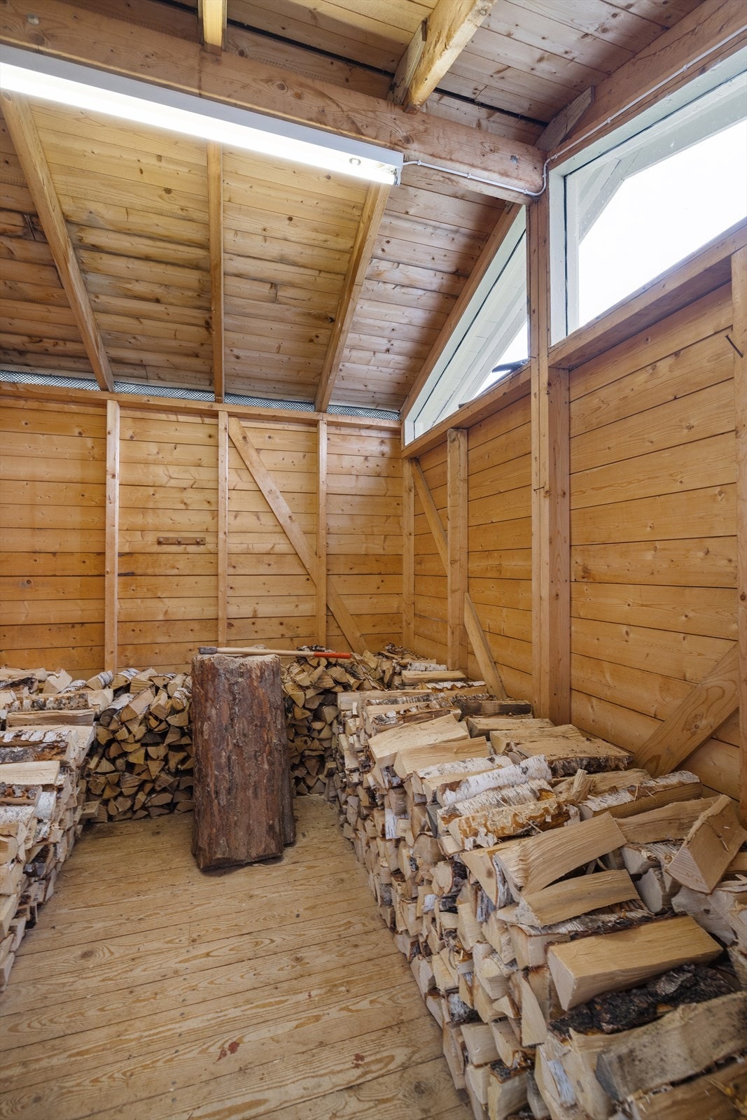 Deler av boden blir i dag benyttet som lagringsplass for ved. Galleribilde