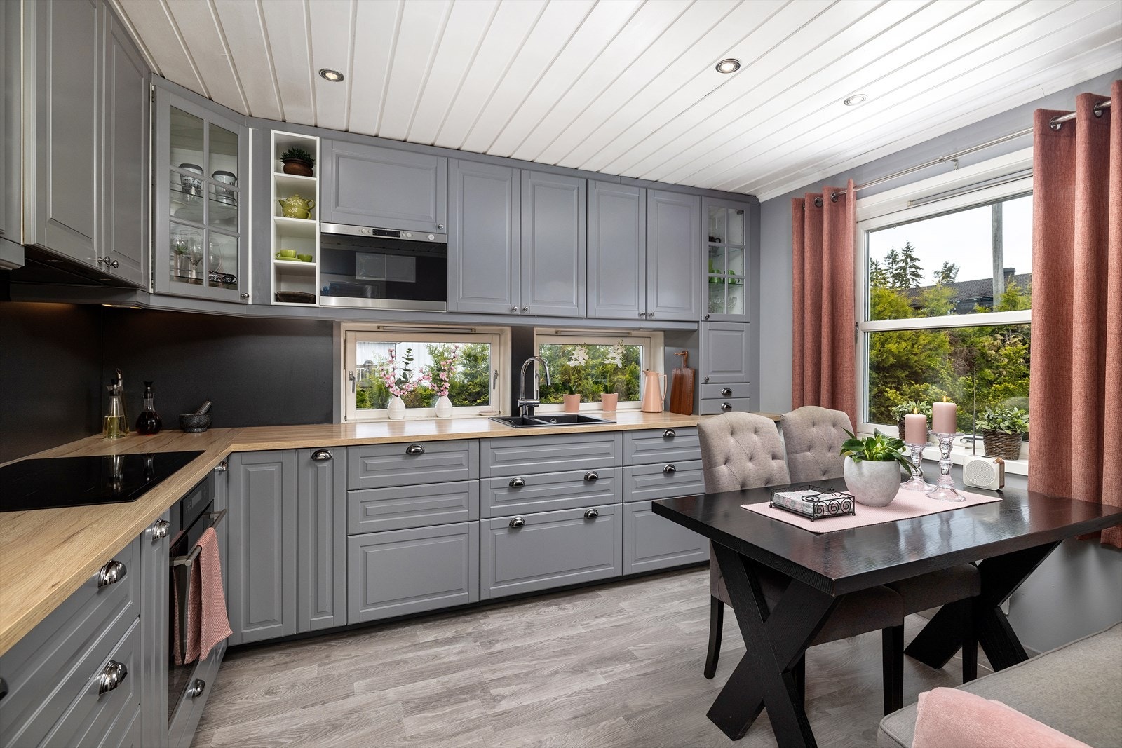 Kjøkkenet har en klassisk innredning med profilerte fronter og laminat benkeplate. Galleribilde