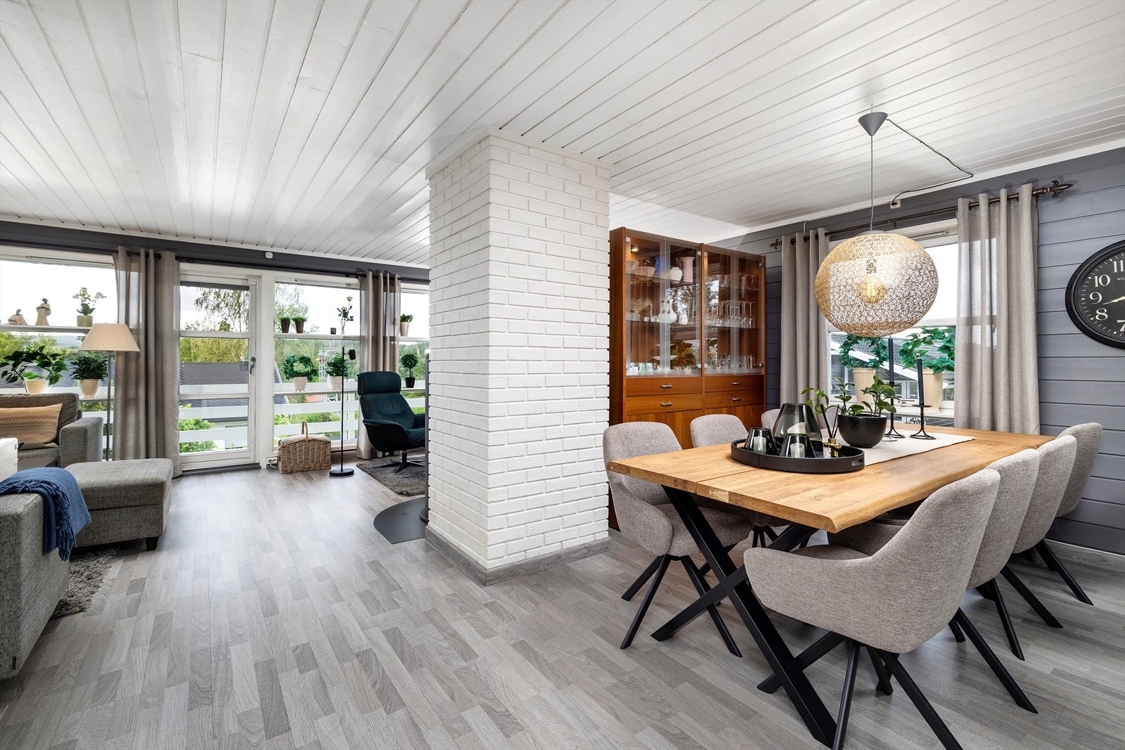 Spisestuen gir rom for møblering av et stort spisebord. Galleribilde