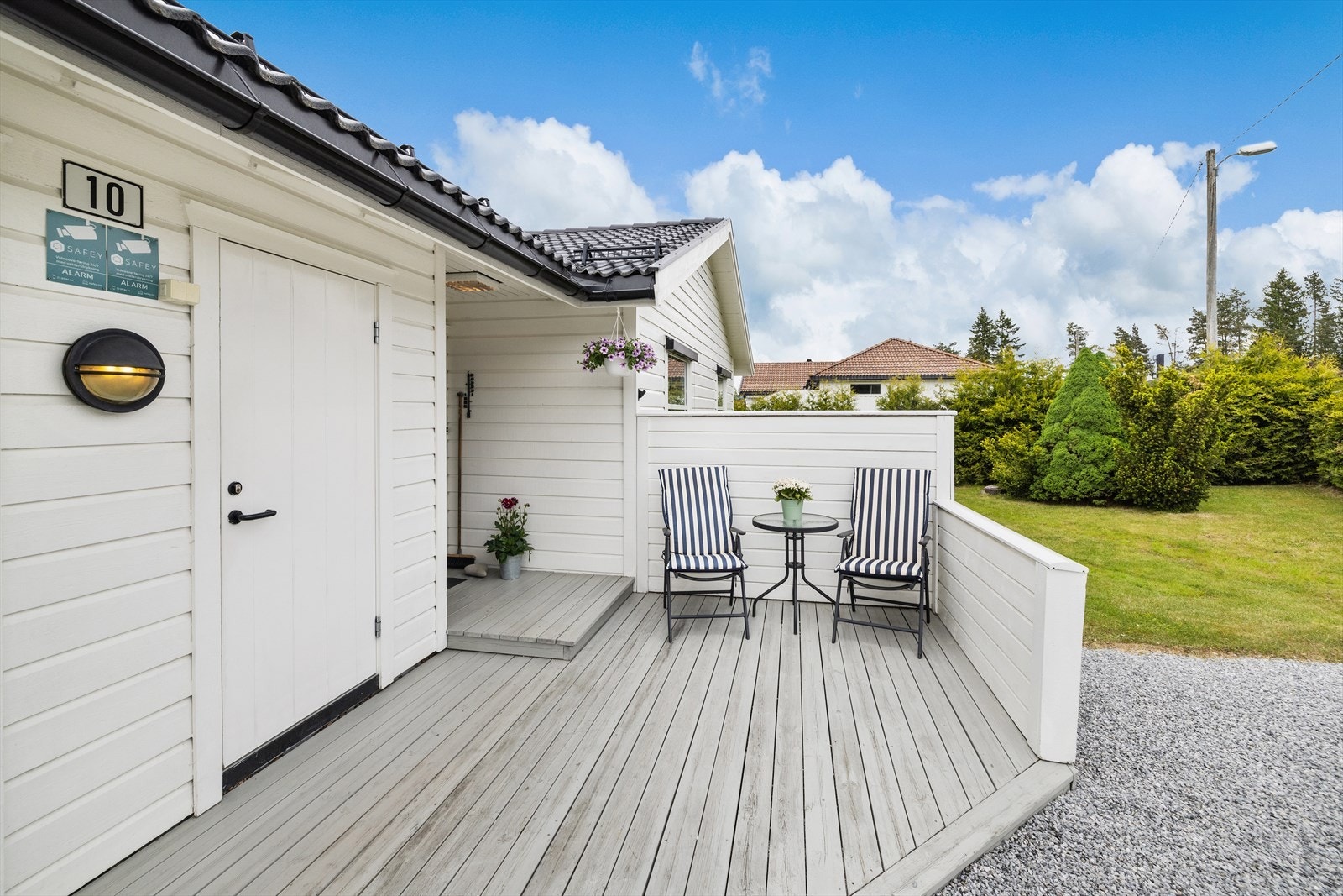 Boligen har et hyggelig inngangsparti, med adkomst til en praktisk utvendig bod. Galleribilde