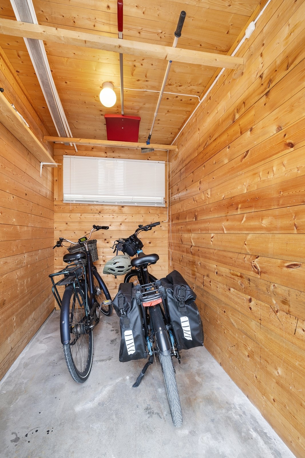 Boden som er tilknyttet garasjen har en perfekt plassering for oppbevaring av sykler og sesongbasert utstyr. Galleribilde