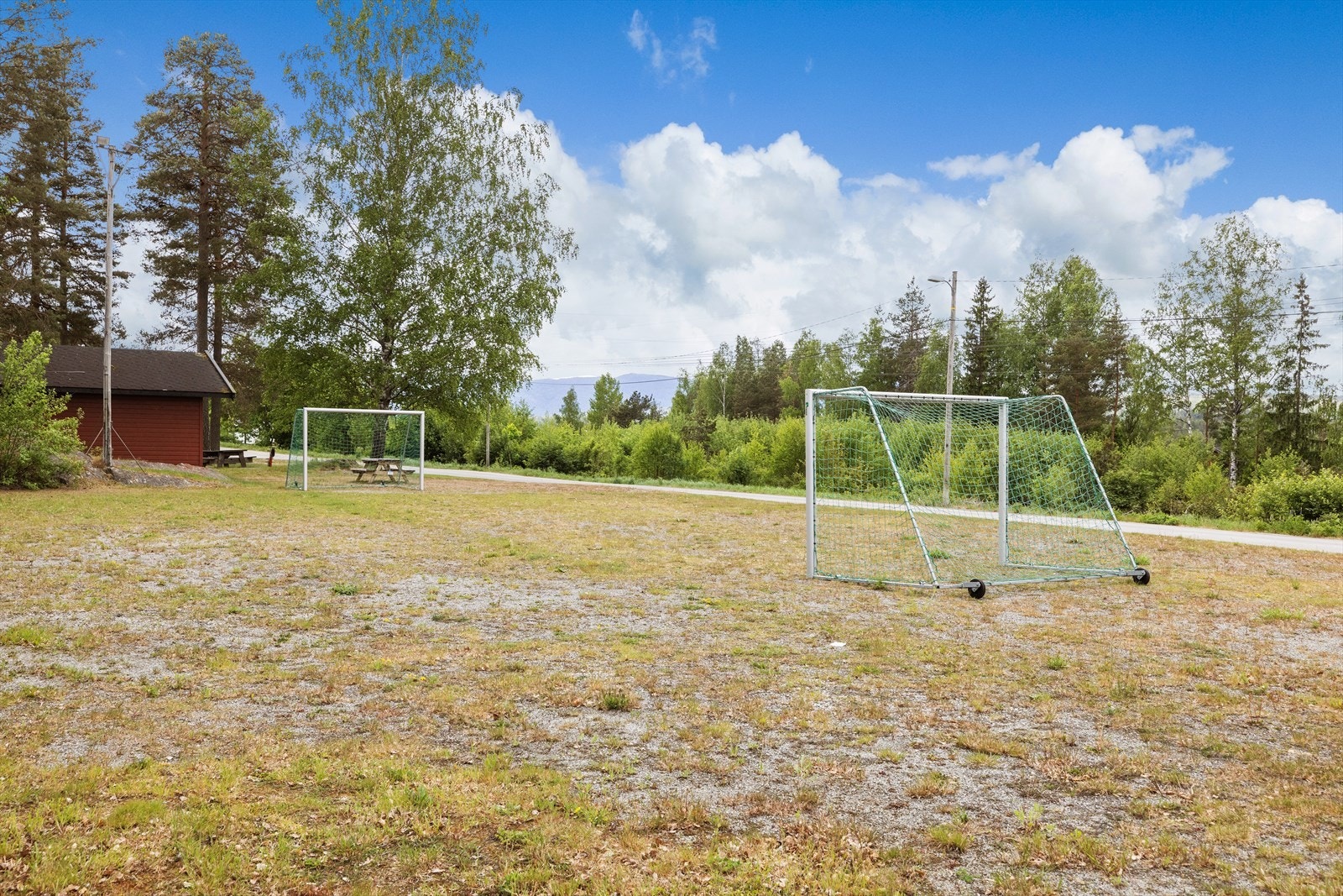 Beliggende i et etablert og barnevennlig boligområde mellom Geithus og Åmot, kun 5 minutter til sentrum med dagligvare, apotek, kafé og skoler i alle trinn. Galleribilde