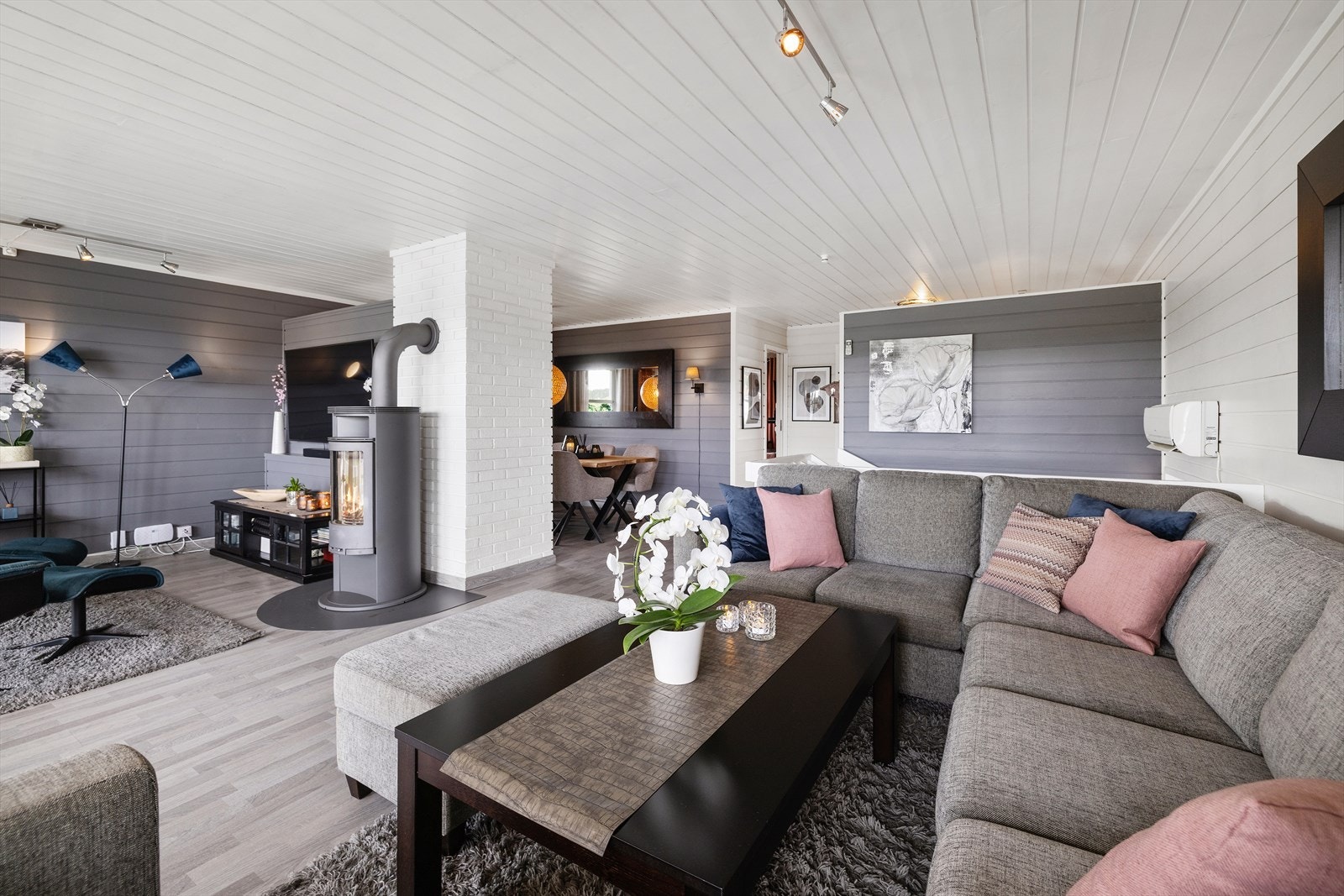 Stuen er romslig og har godt med naturlig lys gjennom store vindusflater. Galleribilde