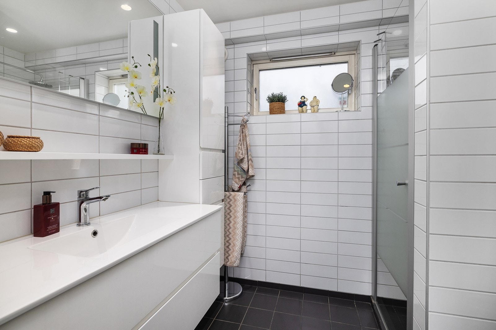 Badet ble pusset opp i 2010 og fremstår lyst og tidløst, med flislagte vegger og gulv, samt elektriske varmekabler. Galleribilde