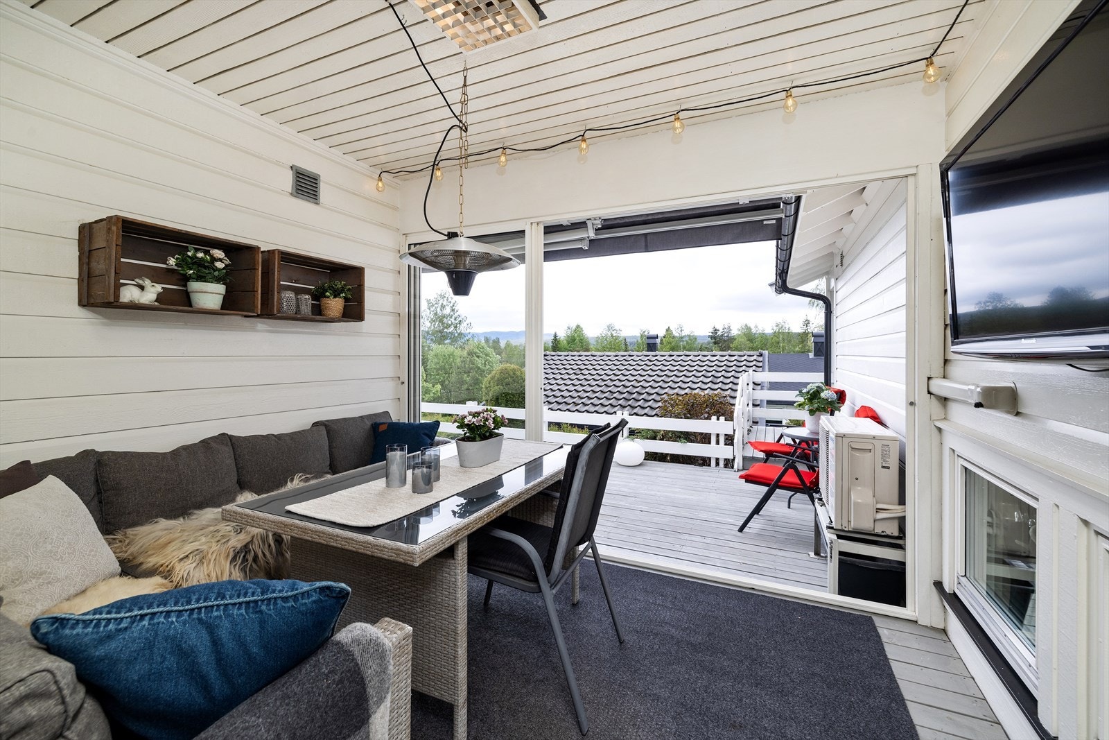 Fra terrassen og fra entré har man også tilgang til en hyggelig sommerstue. Galleribilde