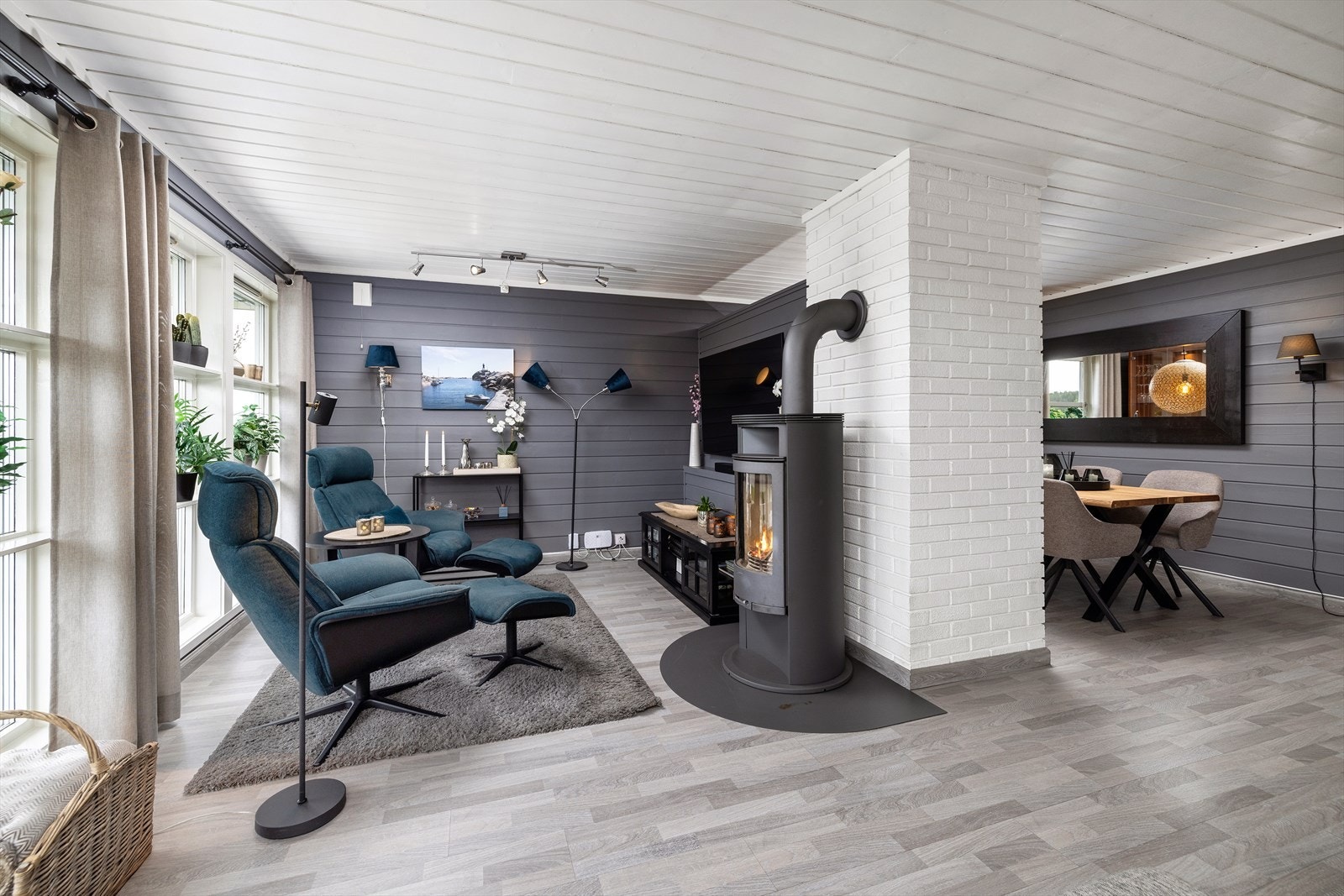 Stuen varmes effektivt opp med både vedovn og varmepumpe - perfekt for både kalde vinterdager og kjølige sommerkvelder. Galleribilde