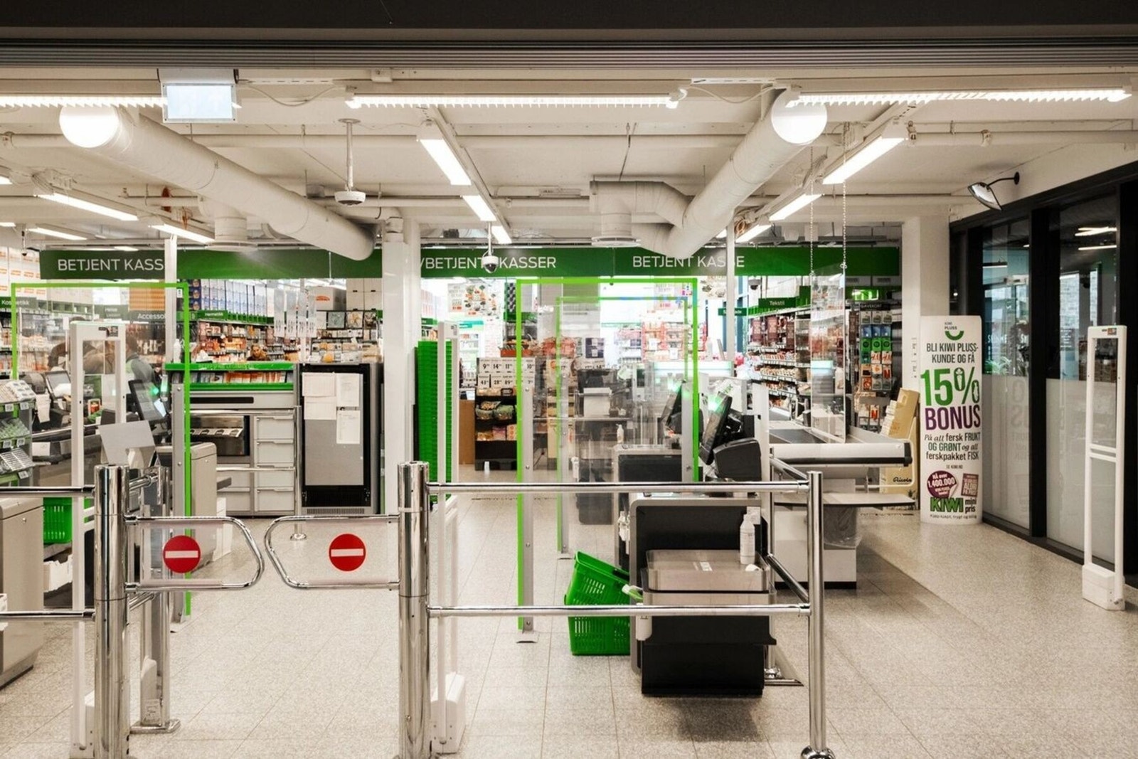 Kiwi, Vinmonopol og Apotek1 m.m. i byggets 1.etasje. Galleribilde