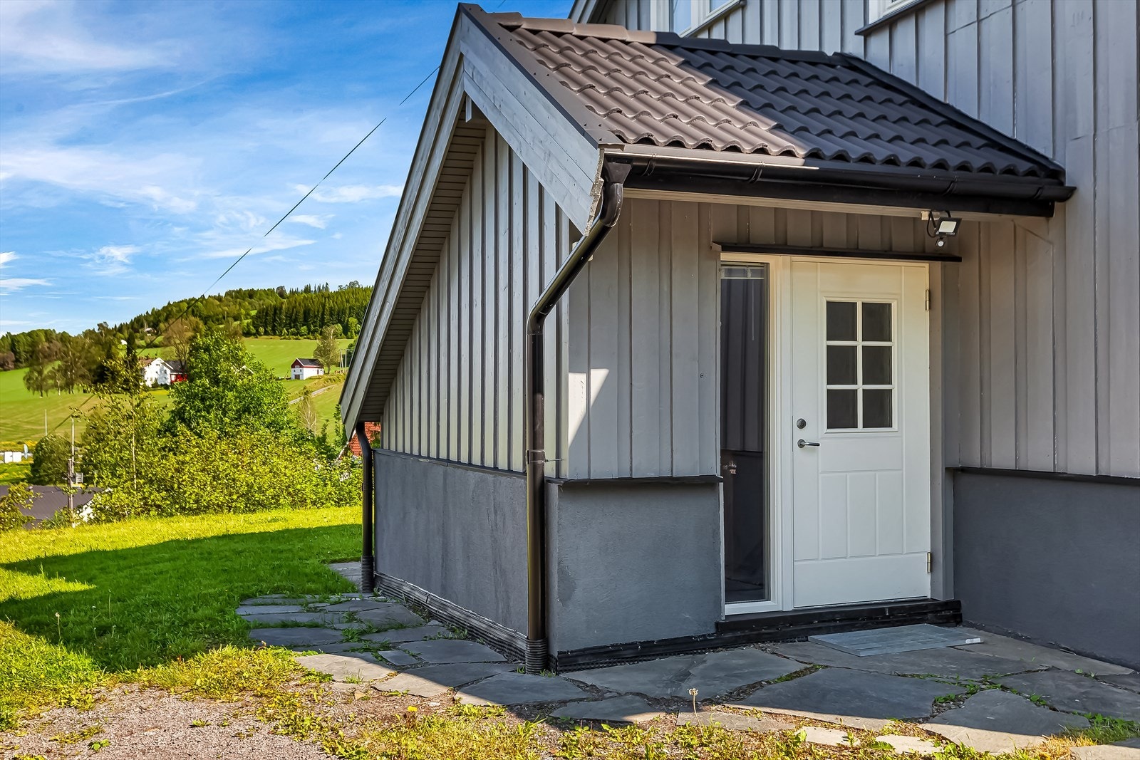Etasjen har inngang via innvendig trapp og felles gang med hoveddelen, samt via egen ytterdør. g Galleribilde