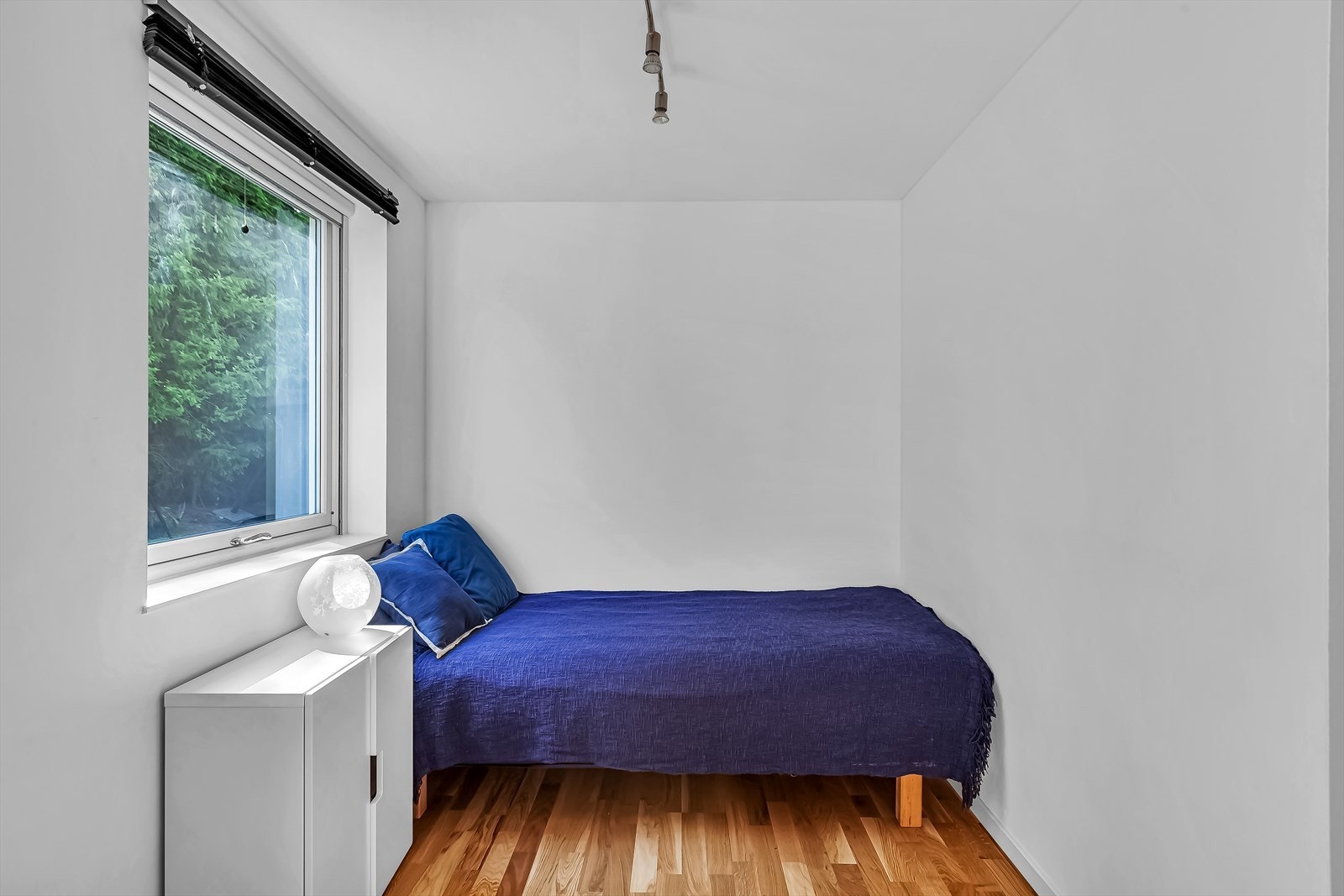 Etasjen har ett soverom. Rommet har parkett på gulv, malt overflate på vegger og malt overflate i himling. Det er gulvvarme. Rommet har plass til seng, nattbord og garderobe. Galleribilde