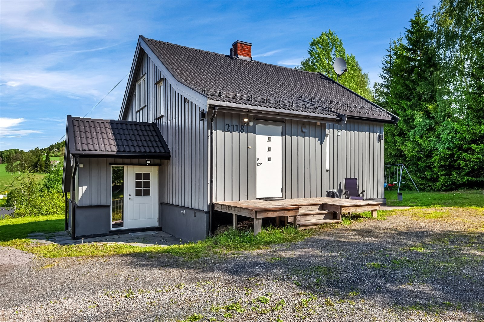 Eiendommen har en stor tomt og fine uteplasser. Galleribilde