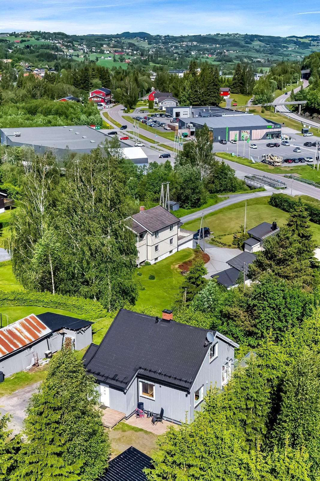 På Roa finnes det togstasjon, dagligvareforretning, barnehage, ungdomsskole m.m. Galleribilde