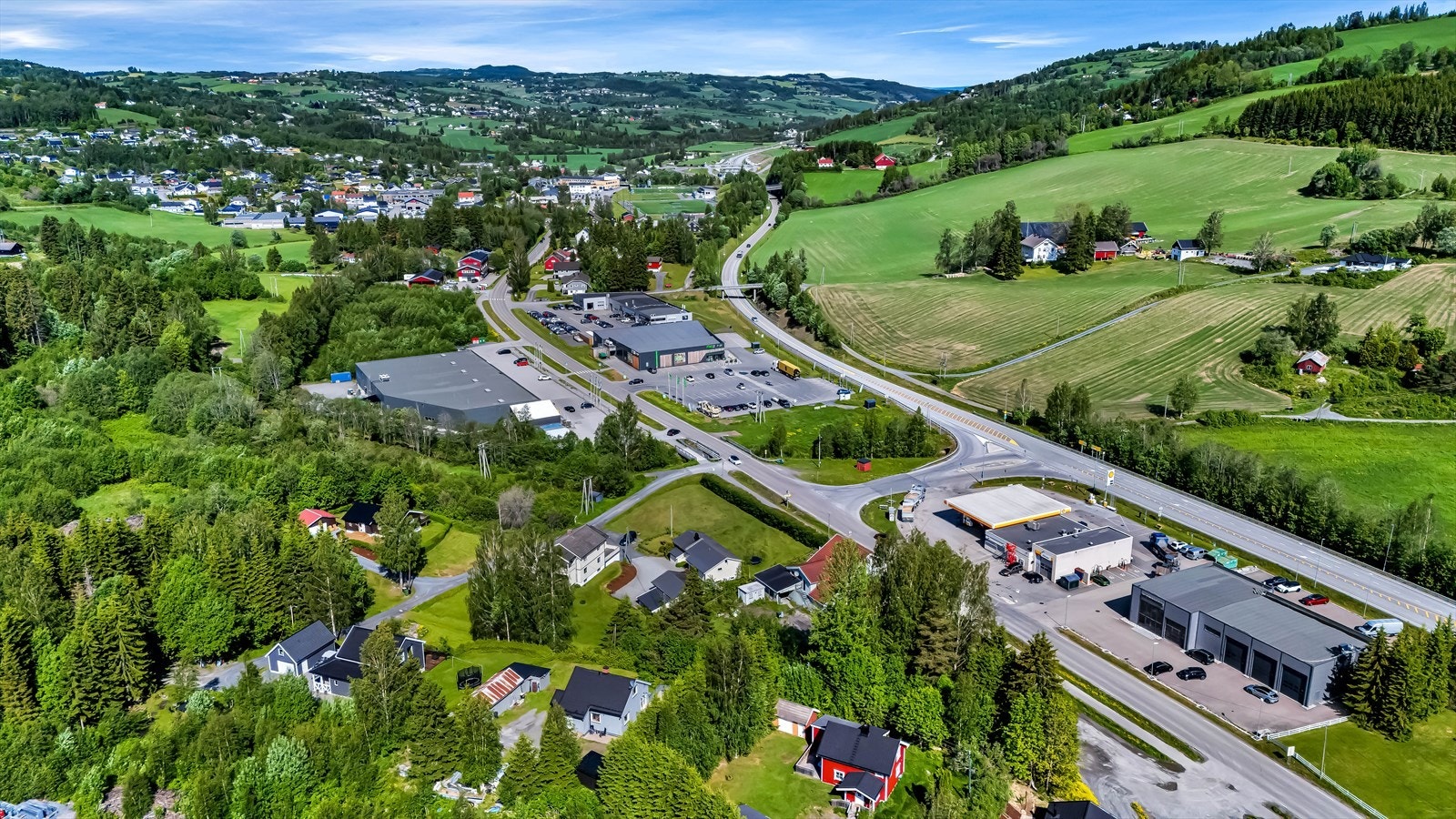 Fra eiendommen er det gangavstand til Frøystad idrettsanlegg med kunstgressbane og nytt klubbhus. Galleribilde