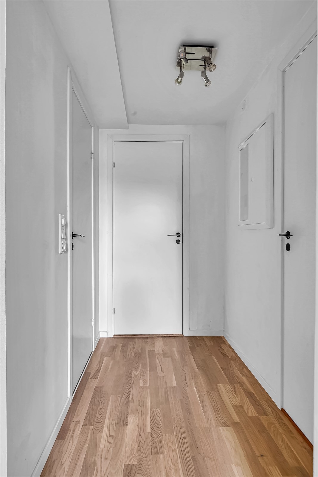 Fra gangen er det inngang til en bod som er blitt innredet som vaskerom. Galleribilde