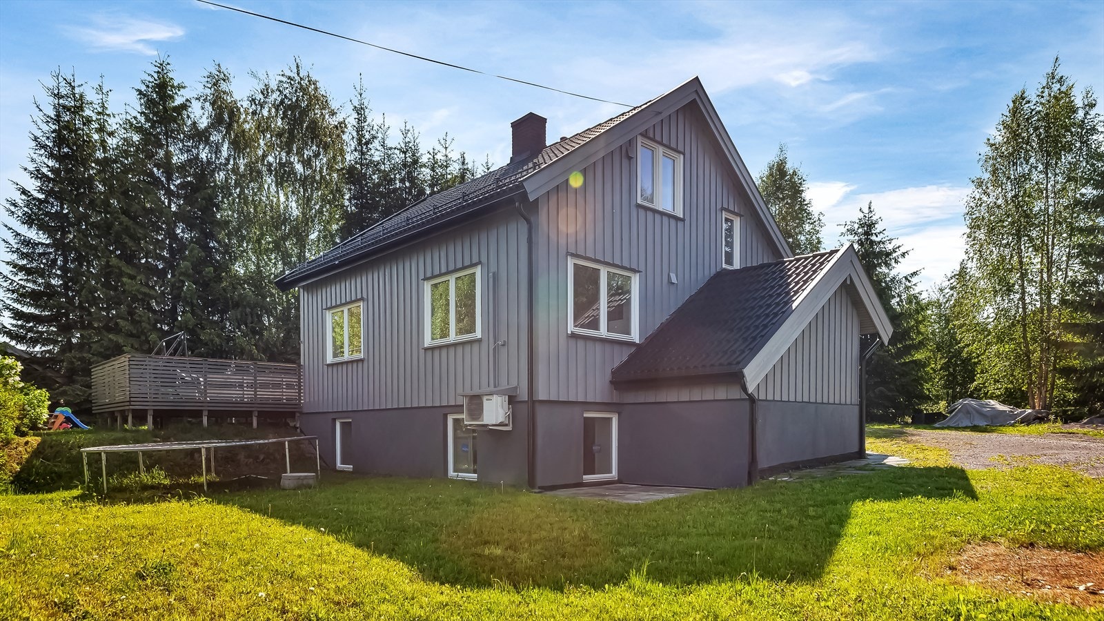 Huset ble vesentlig oppgradert i årene 2018 til 2022, og det er blitt etablert en hybel med egen inngang i kjelleren - perfekt for ekstra leieinntekter! Galleribilde