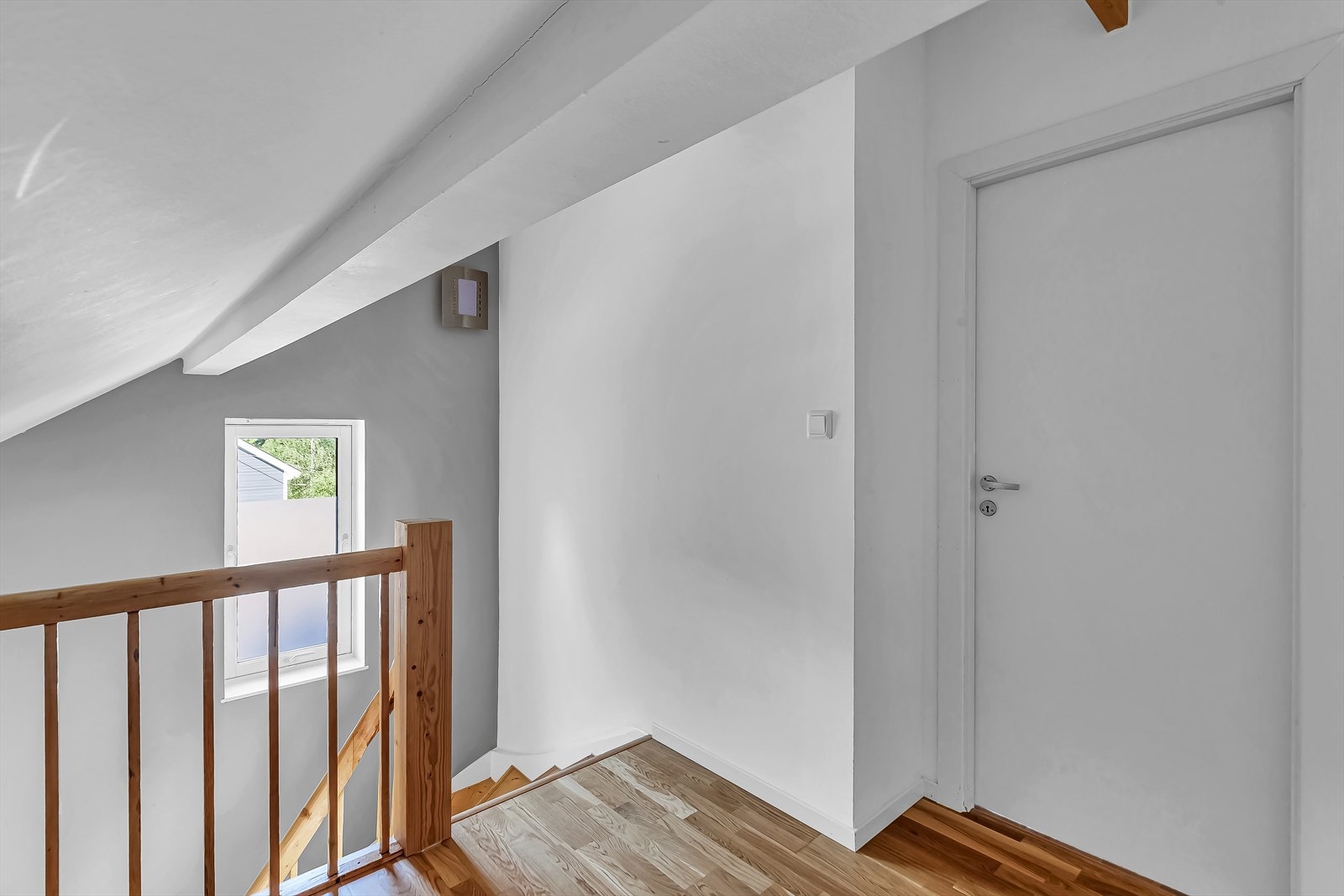 Fra trappen kommer man opp i en gang. Her er det parkett på gulv og malt overflate på vegger. Fra gangen er det inngang til to soverom, samt et toalettrom. Galleribilde
