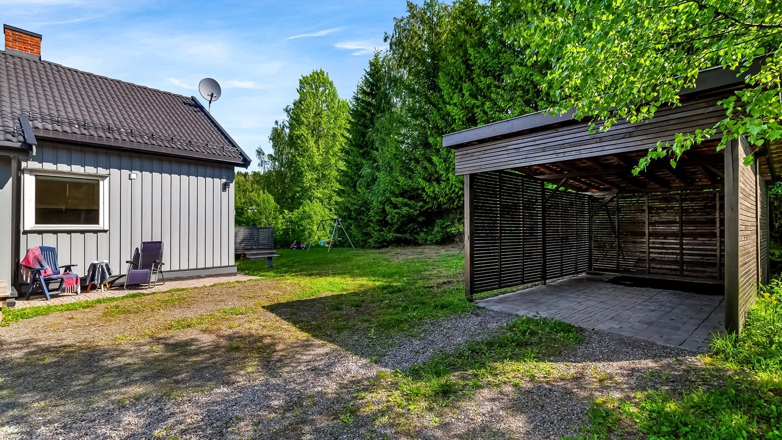 Nyere carport oppført på eiendommen. Galleribilde