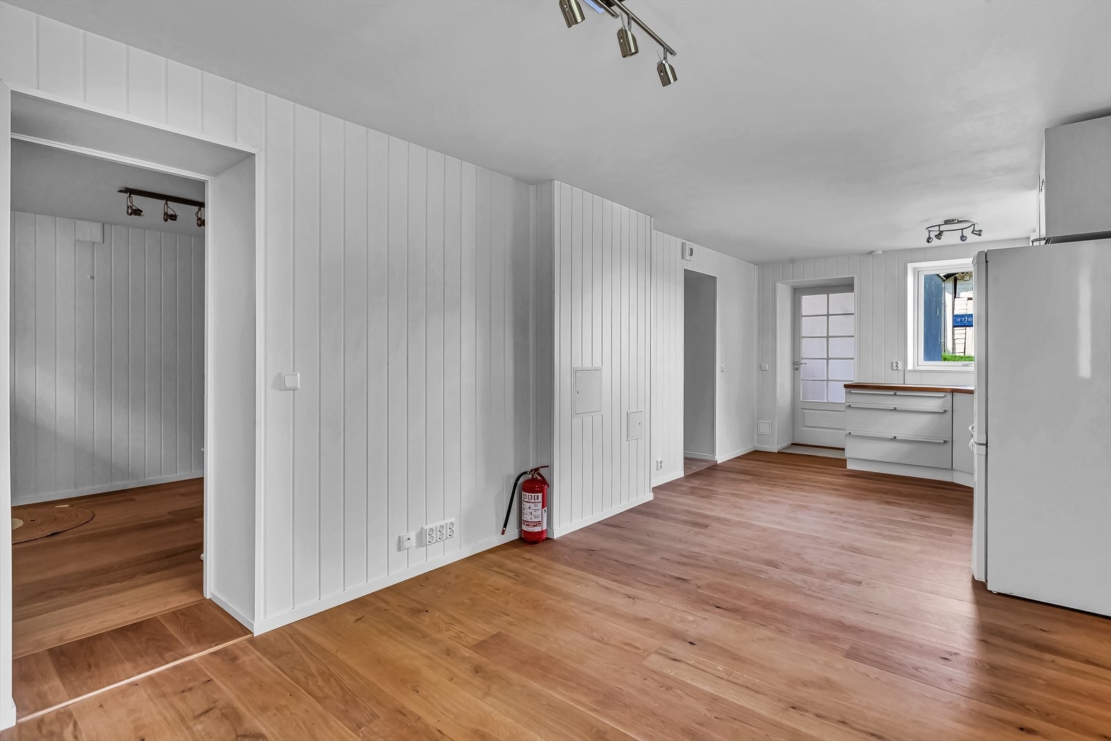 I stuen er det parkett på gulv og malt panel på vegger, samt malt overflate i himling. Rommet har gulvvarme, og det er plass til sofa og tv-møbel, samt spisebord. Galleribilde