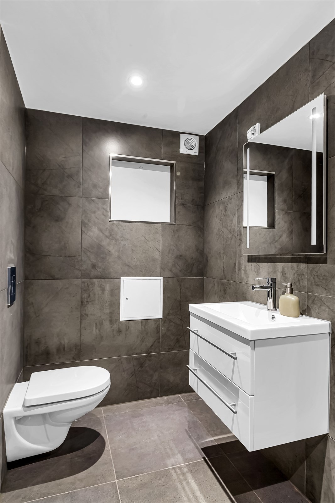 Badet har flis på gulv og vegger, samt downlights og malt overflate i himling. Rommet har gulvvarme. Galleribilde