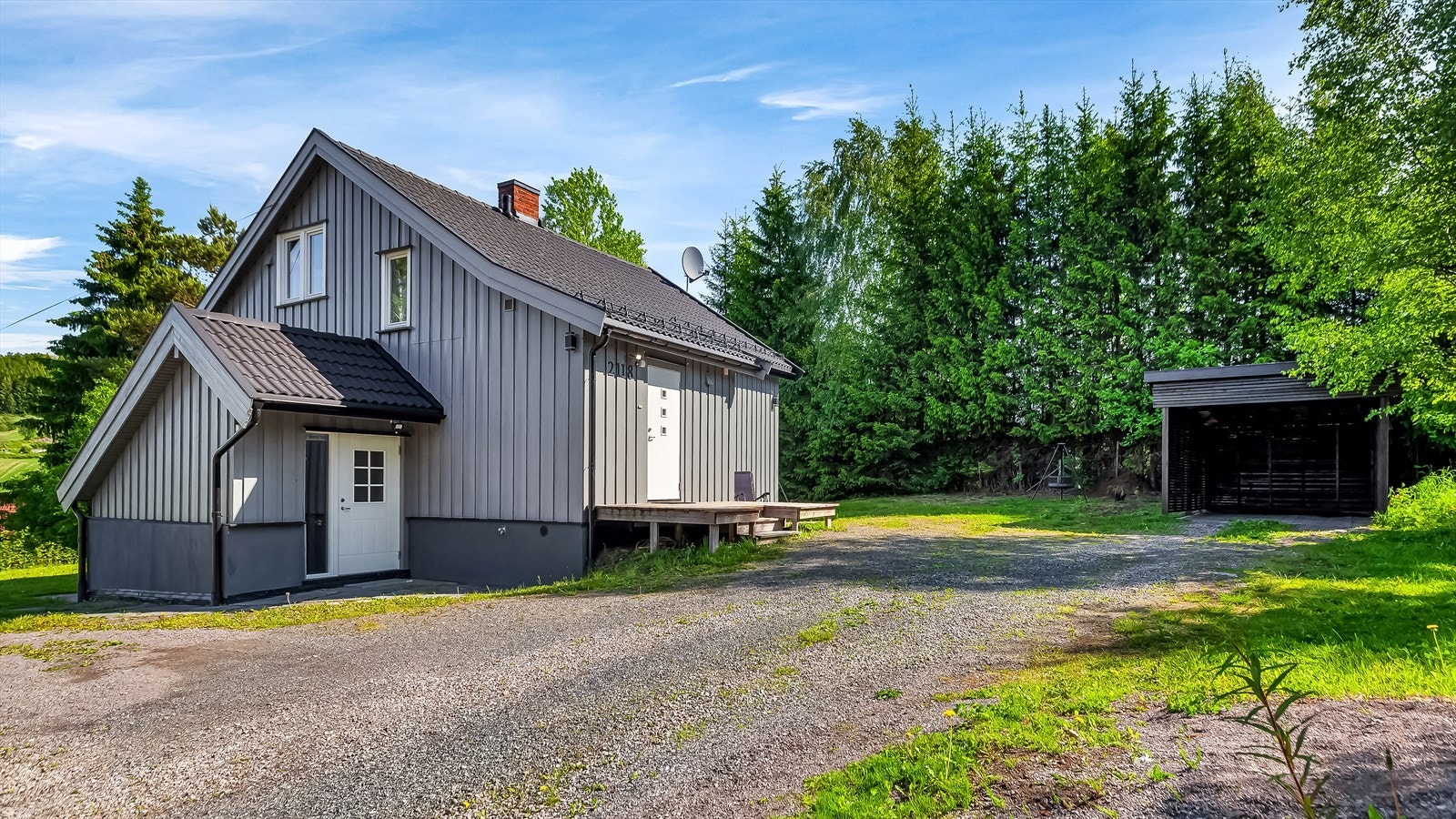 Boligen har adkomst via gruslagt gårdsplass. Galleribilde