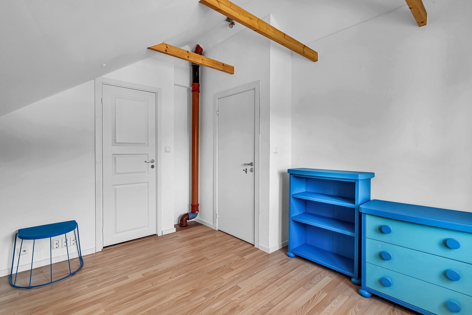 Rommet har plass til seng, nattbord, garderobeløsning og evt. skrivebord. Galleribilde