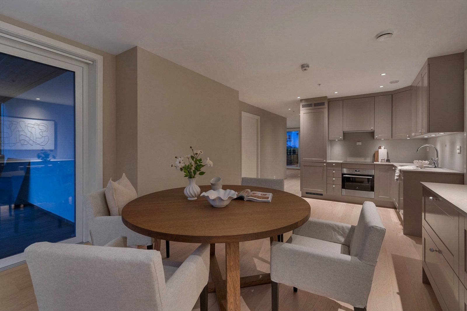 Kjøkkenet er delikat og har romslig innredning Galleribilde