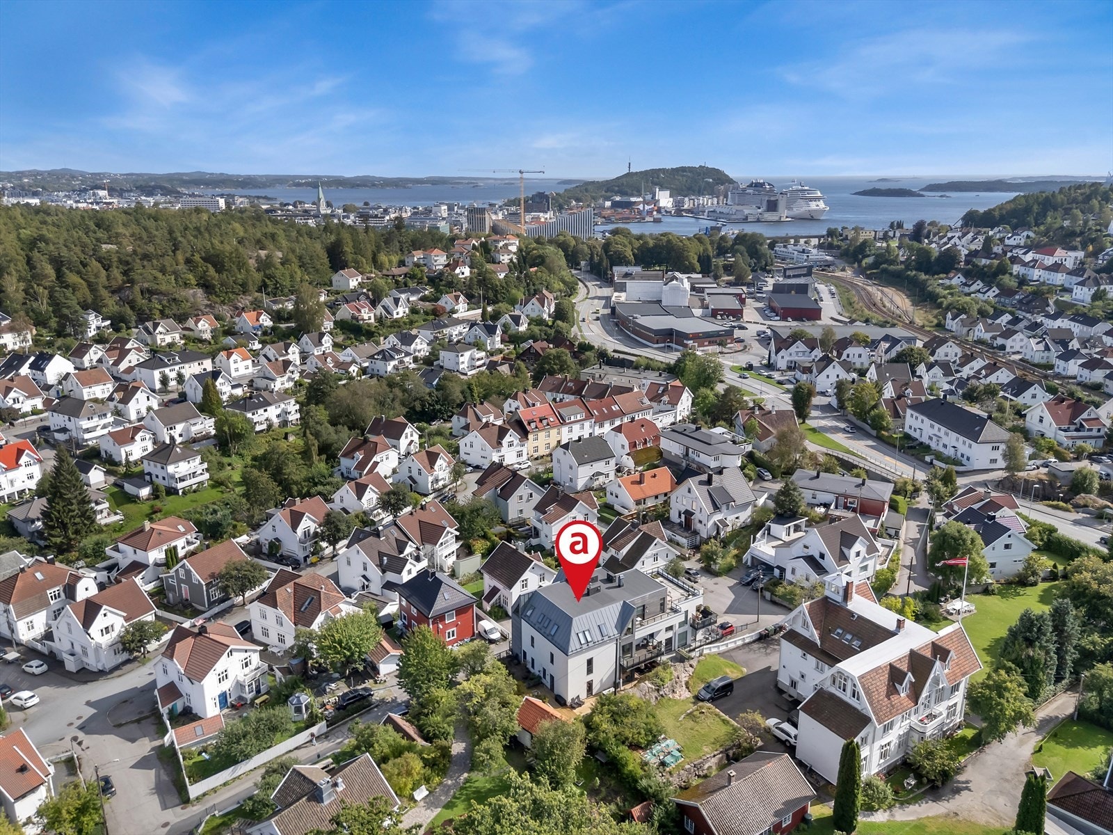 I nærområdet kan det trekkes frem barnehage og skoler i alle trinn, flere dagligvarebutikker på Grim Torv m/restauranter, vakre turområder og gode kollektivtilbud til byen og resterende bydeler Galleribilde