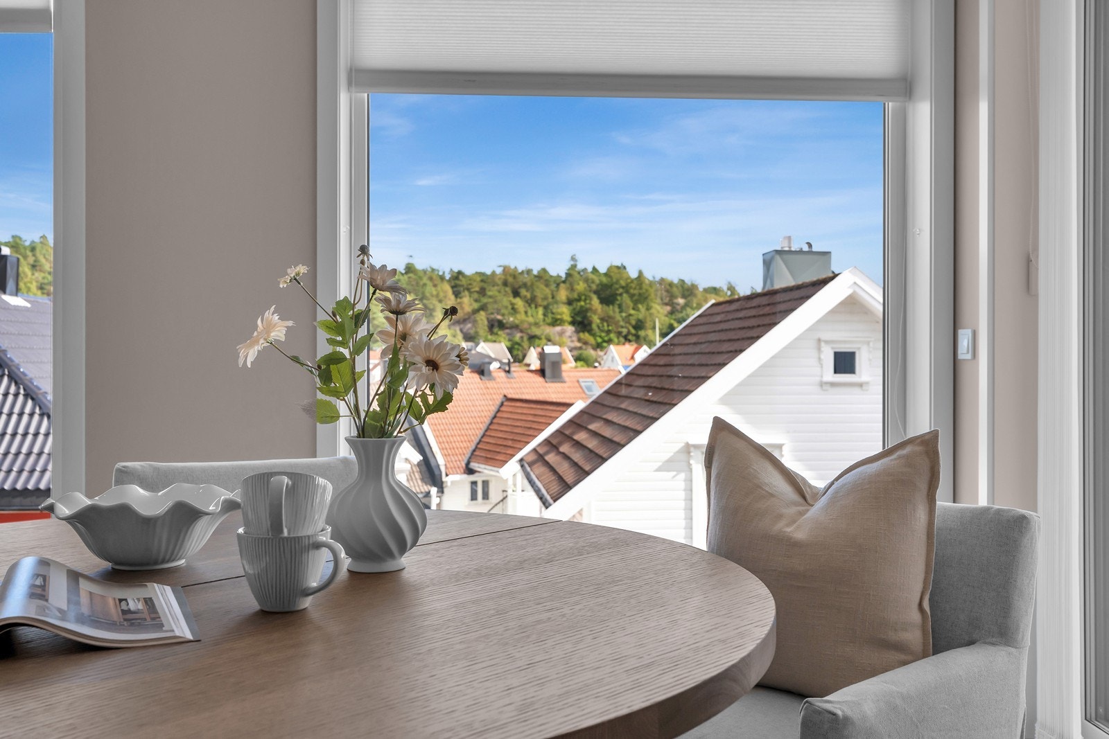 Fra kjøkkenbordet ser du til Baneheia med sine vakre tur- og badeplasser Galleribilde