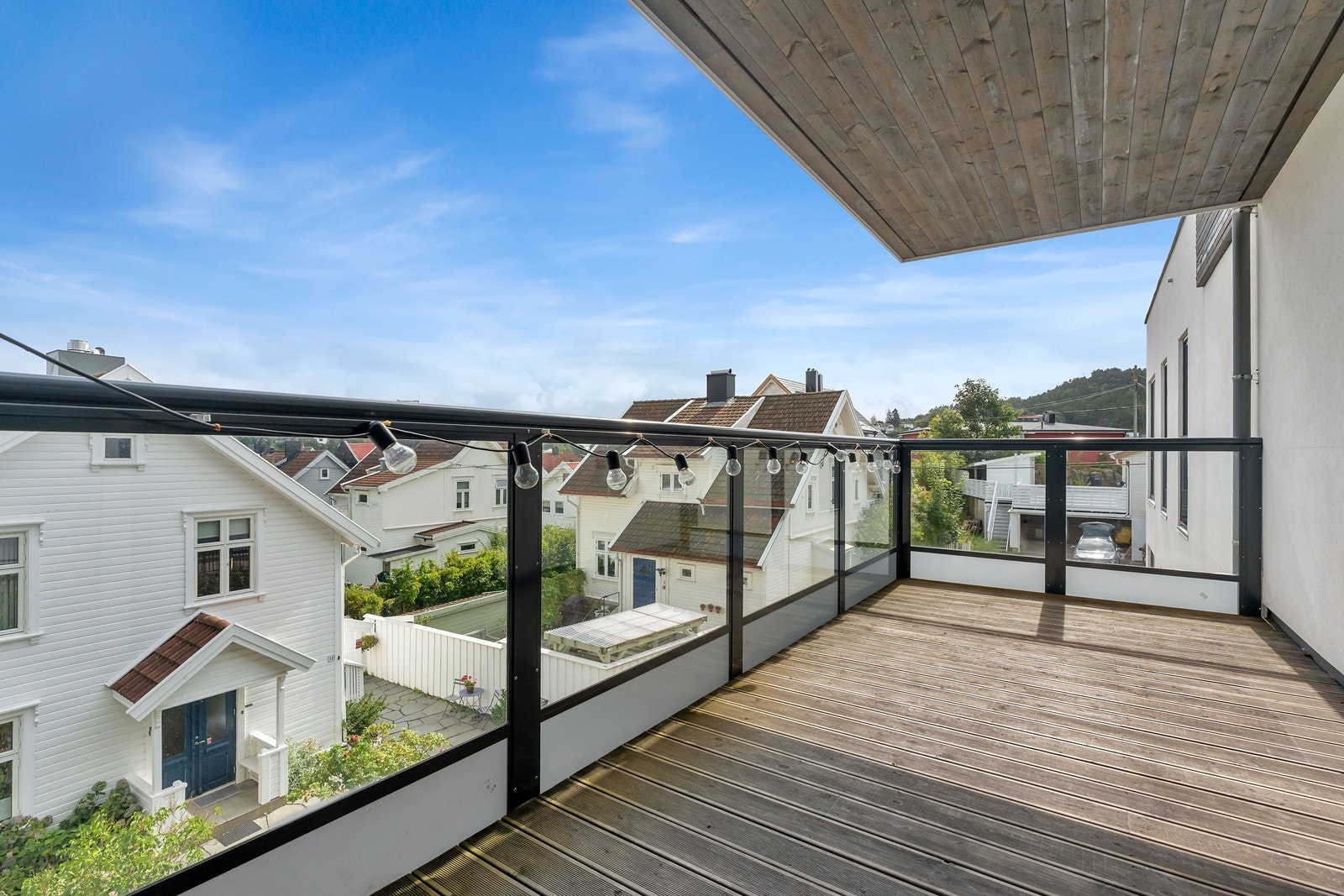 Fine uteplasser som kan ha flere utemøbler og grill Galleribilde