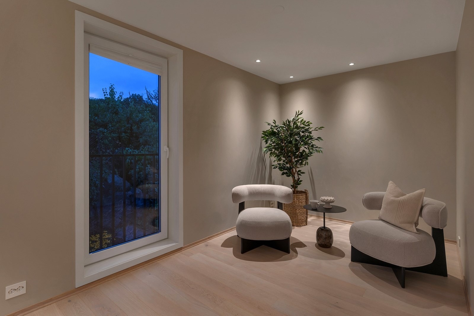 Stuen er pent belyst på kveldstid og har en gode muligheter for flere sosiale soner Galleribilde