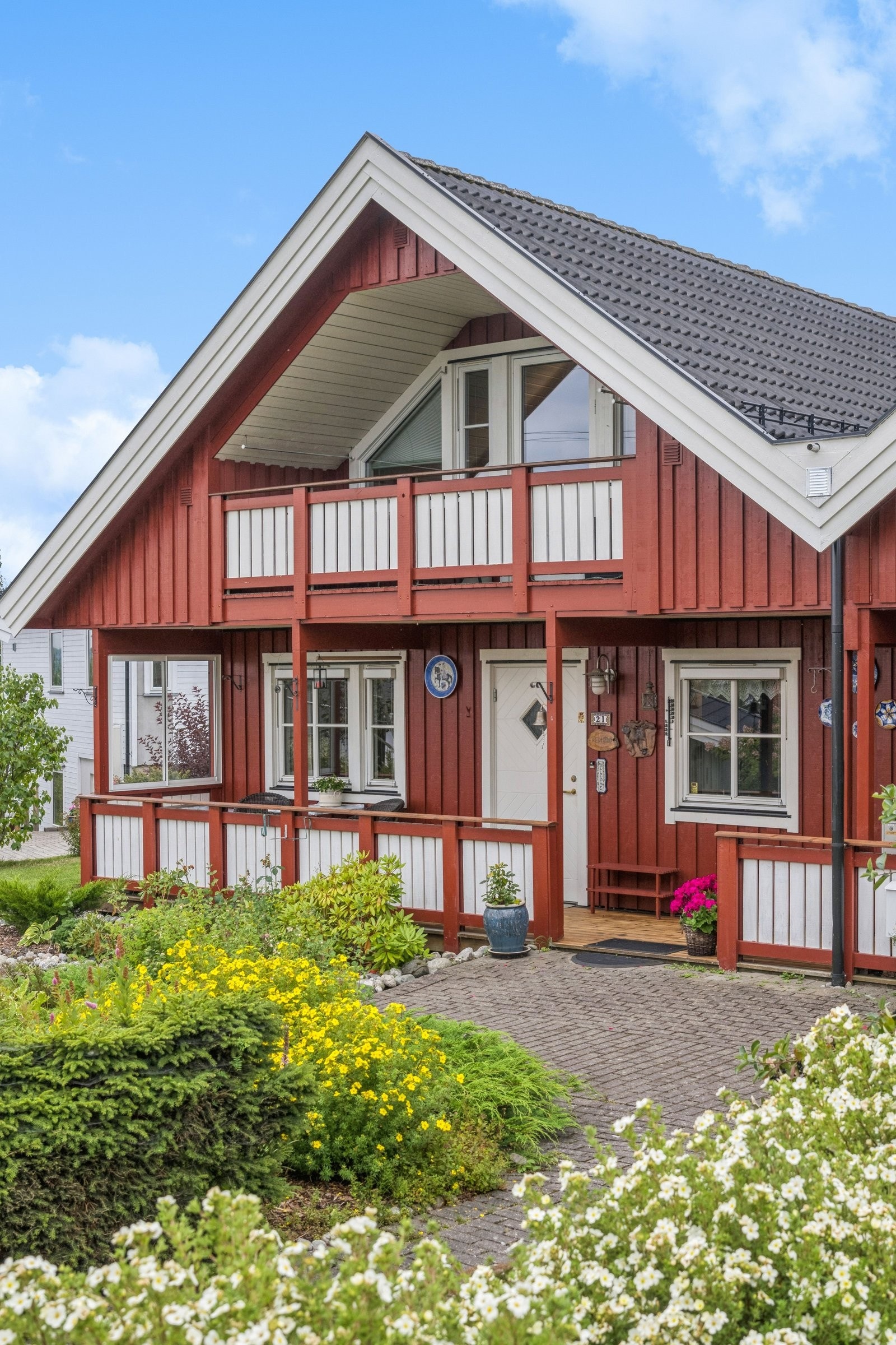 Hyggelig inngangsparti med plass til liten sittegruppe for å nyte en kaffekopp og avisen på morgenen Galleribilde