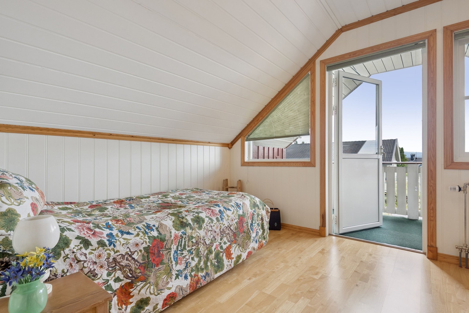 Soverommet i 2. etasje med utgang til balkong. Galleribilde