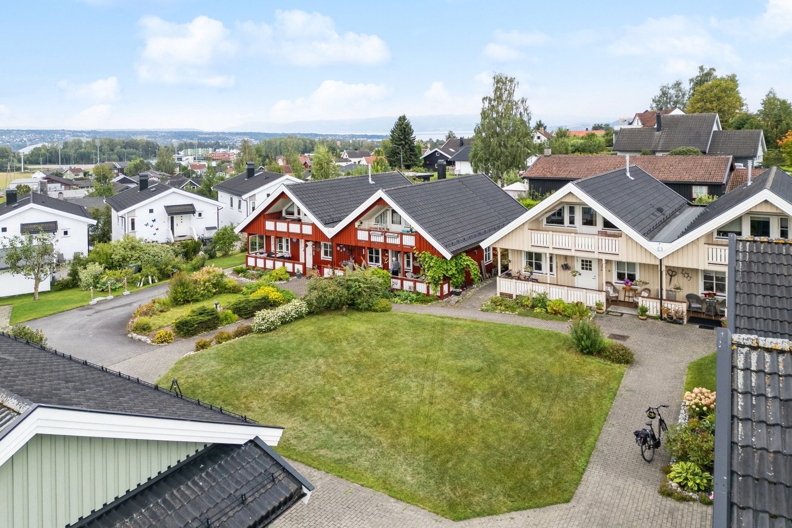 Gressplenene holdes alltid nyklippet med robotgressklipper. Galleribilde