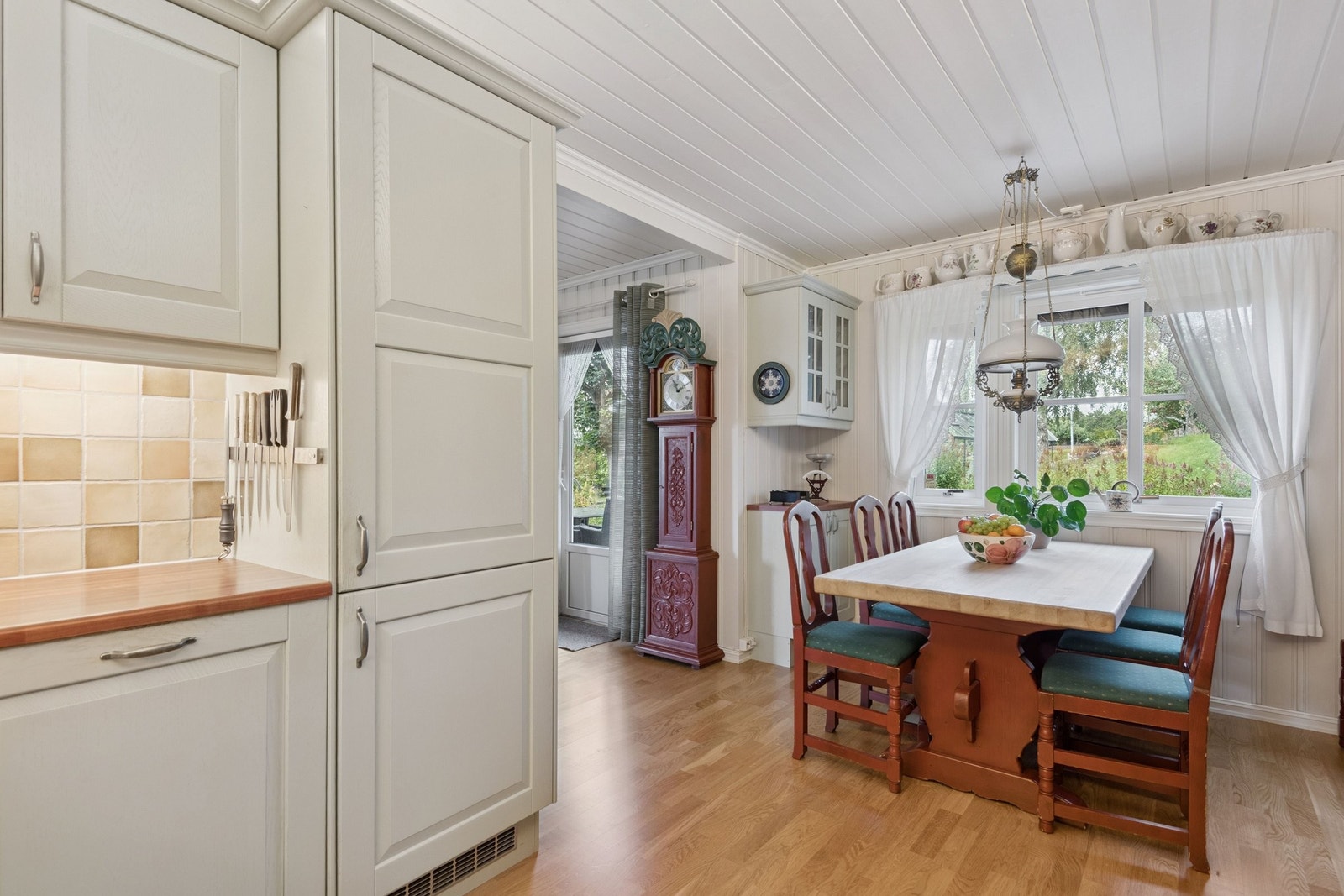 Plass til spisebord ved vinduet Galleribilde