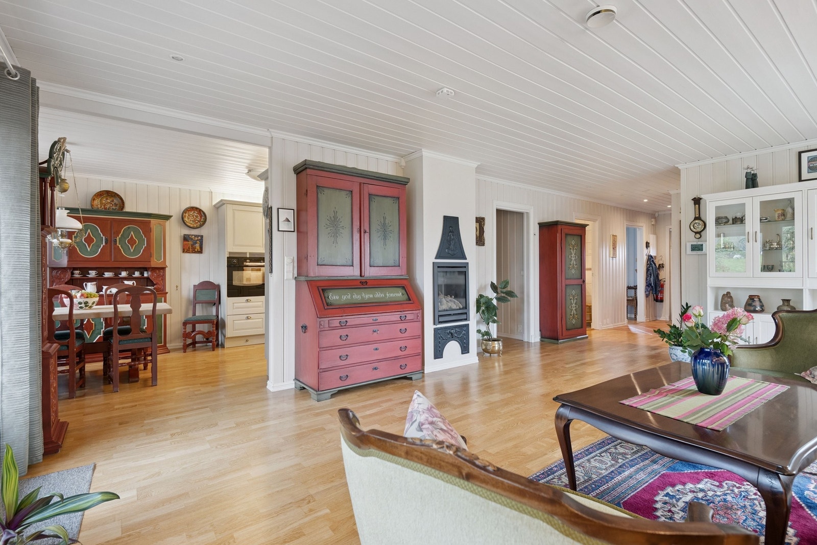 Stue med delvis åpen løsning mot kjøkkenet Galleribilde