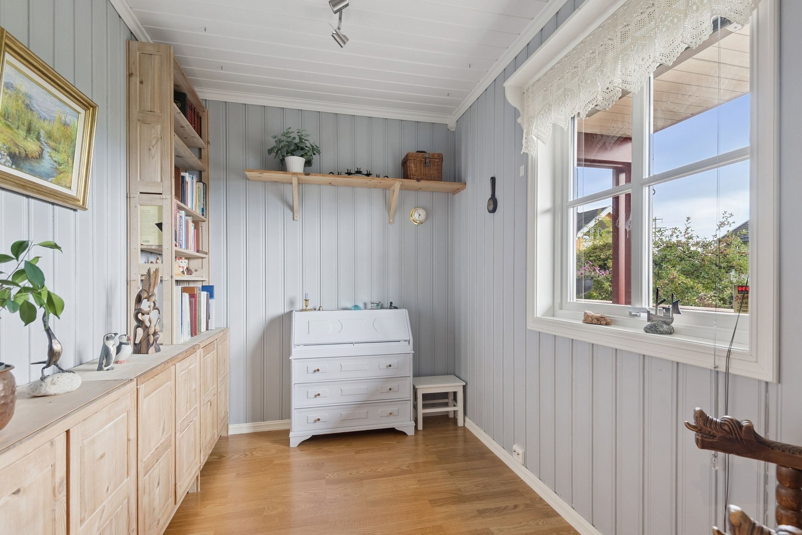 Soverom nummer to på grunnplanet. Praktisk skyvedør og terskelfri adkomst. Galleribilde