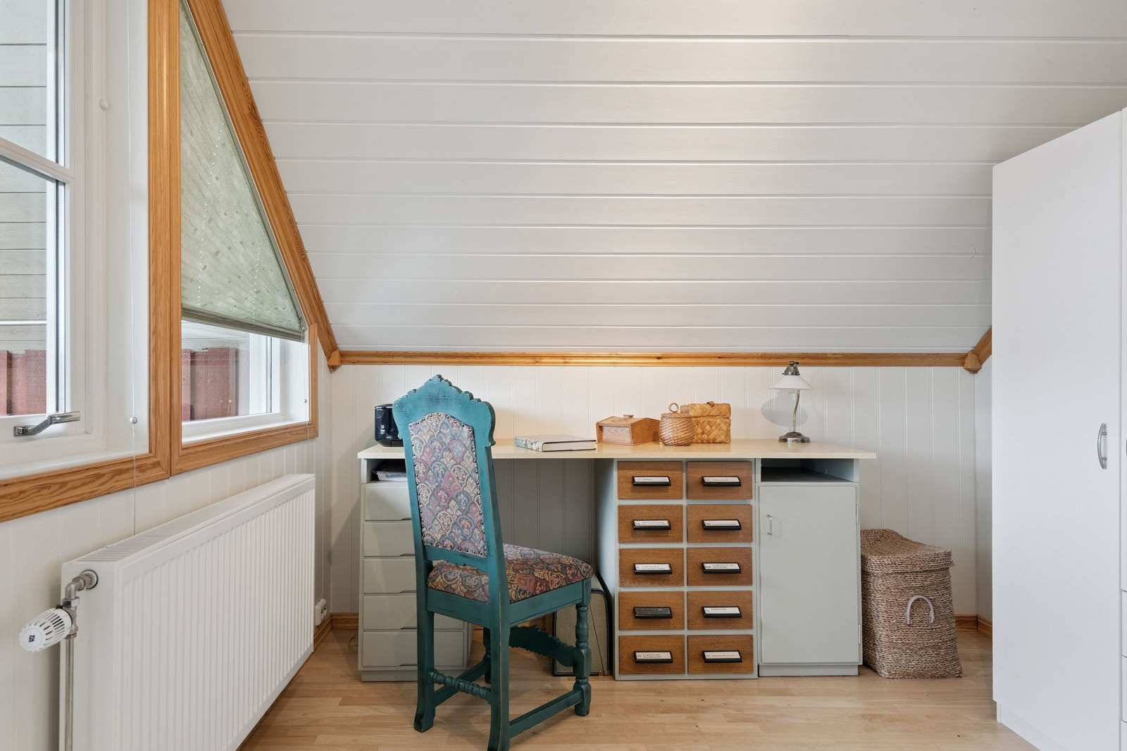 Soverommet i 2. etasje har plass til arbeidsplass og garderobeskap. Galleribilde