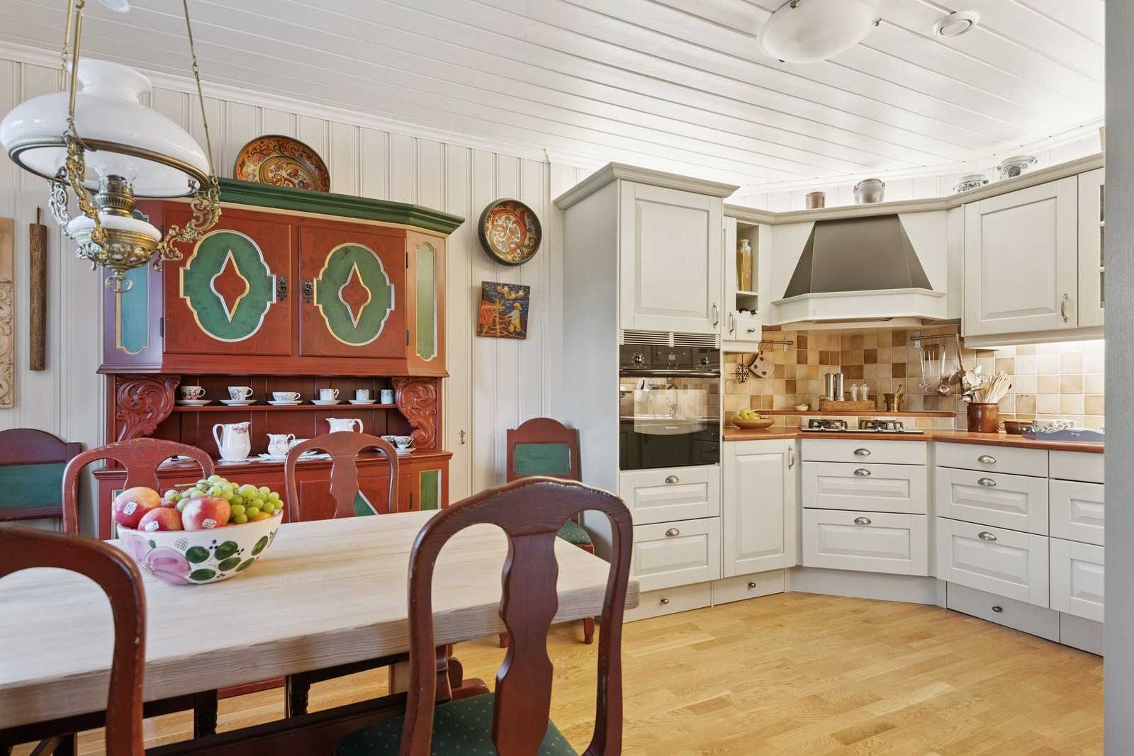 Praktisk og delikat kjøkken Galleribilde