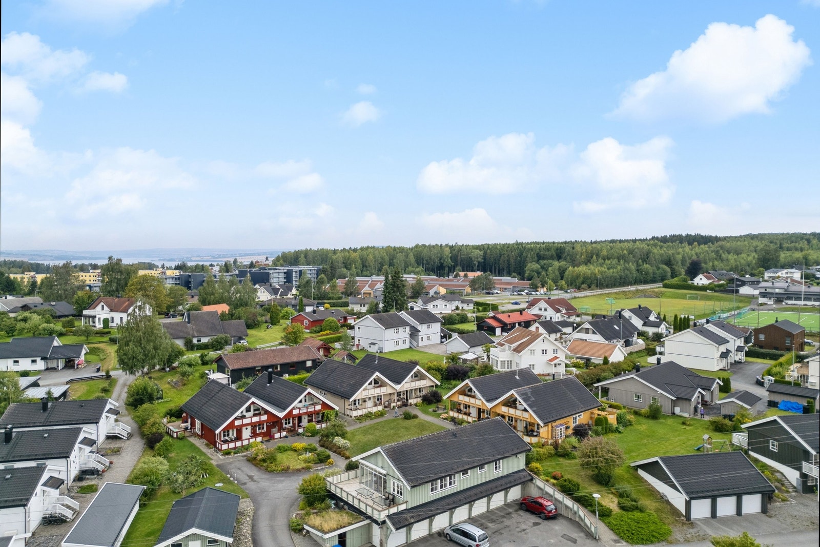 Koselig og grønt fellestun med boligene plassert rundt. Galleribilde