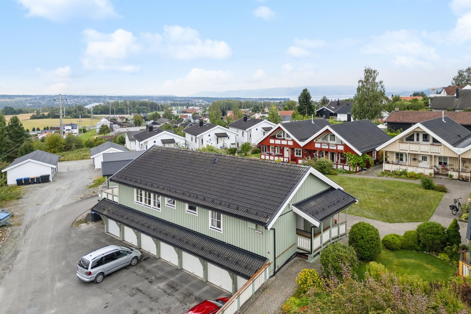 Felleshus med garasjeplass til alle seks boenhetene i sokkeletasjen. Egen bod i bakkant av garasjeplass. Her finnes også et felles "verksted" og teknisk rom. Boder er etablert på hver side av inngangen til felleshuset. Her har du plass til ekstra fryser. Galleribilde