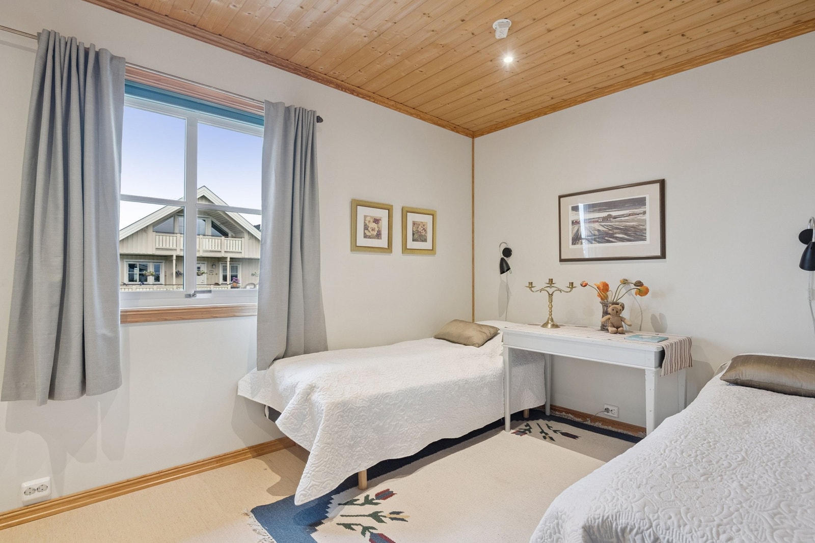 Ett av to soverom i felleshuset. Galleribilde