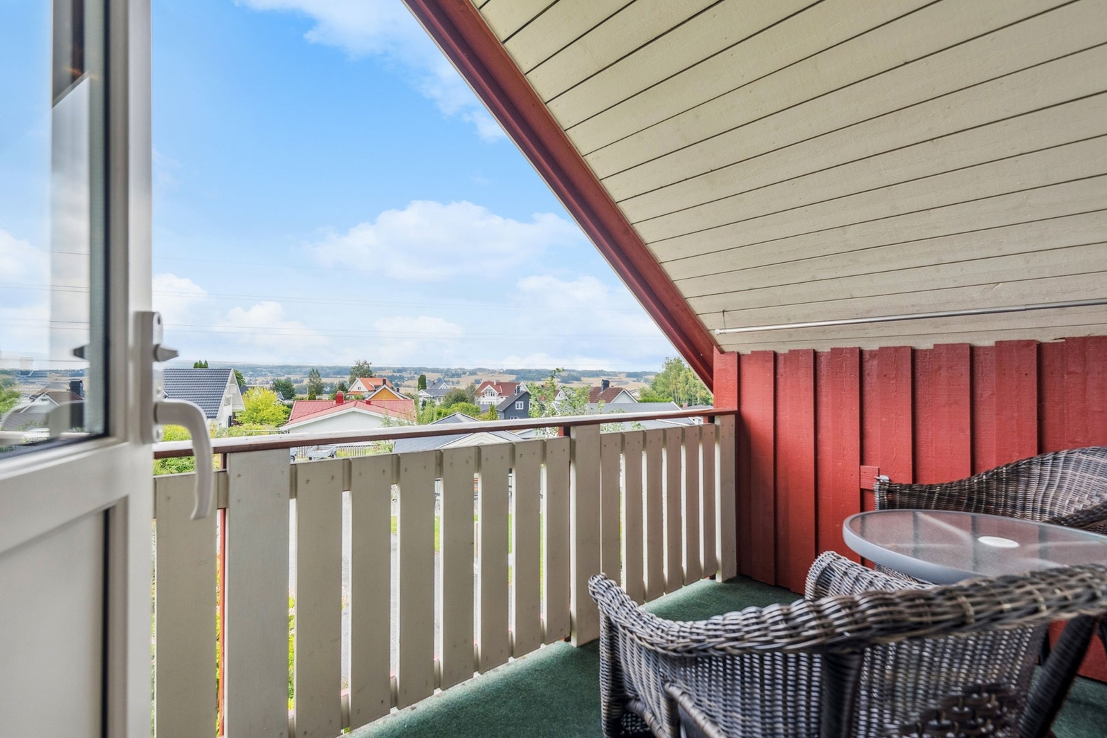 Balkong med utgang fra soverom i 2. etasje. Kott i begge kneveggene. Galleribilde