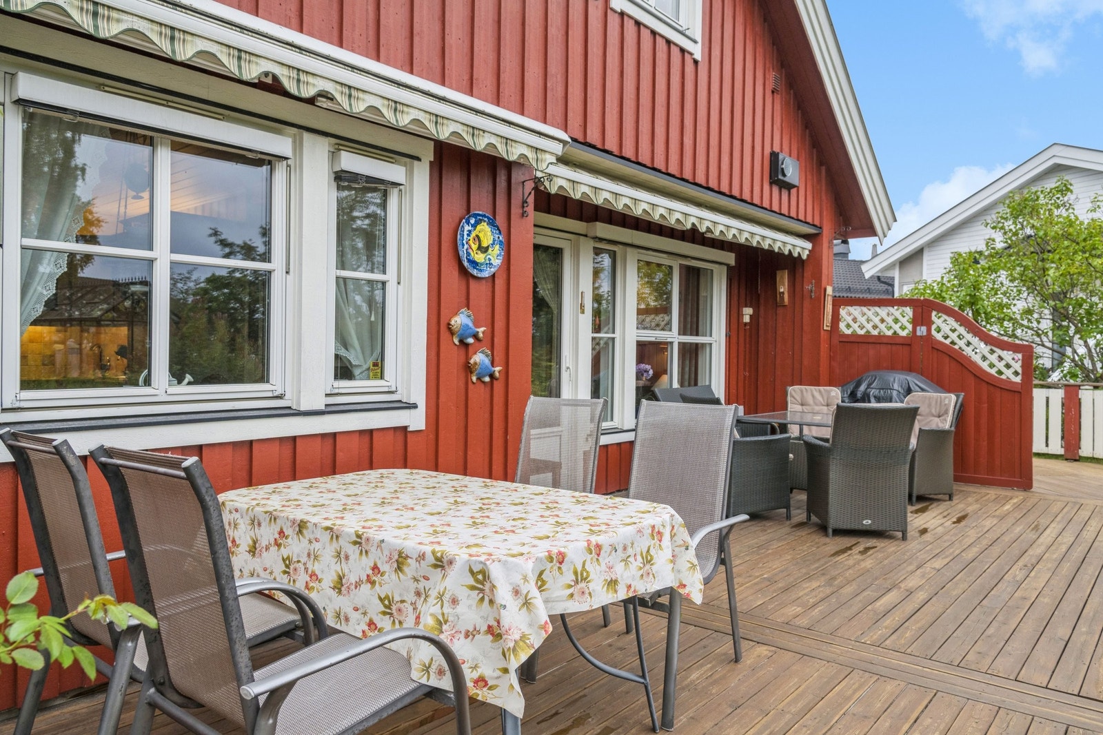 Rikelig plass til middager ute på varme sommerdager. Elektriske markiser. Galleribilde